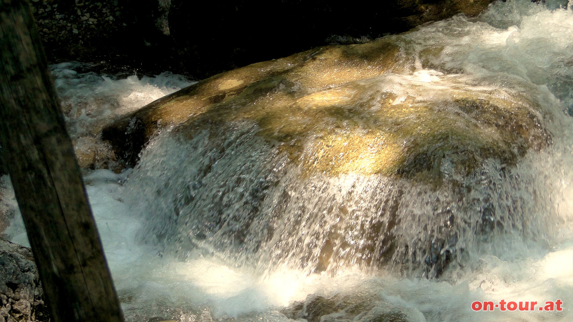 Bei der -Letzten Bachbrcke- bewundern wir noch einmal die vielfltigen Flieformen und -geschwindigkeiten des groartigen Elements Wasser,........