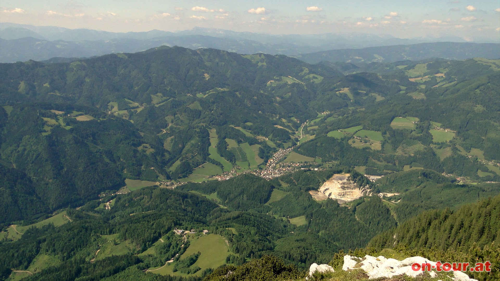 Im N die langgestreckten Fischbacher Alpen. Dahinter, am Horizont, der Hochschwab, die Veitsch u. die Schneealpe (li. nach re.) Im Tal befindet sich St. Jakob-Breitenau.