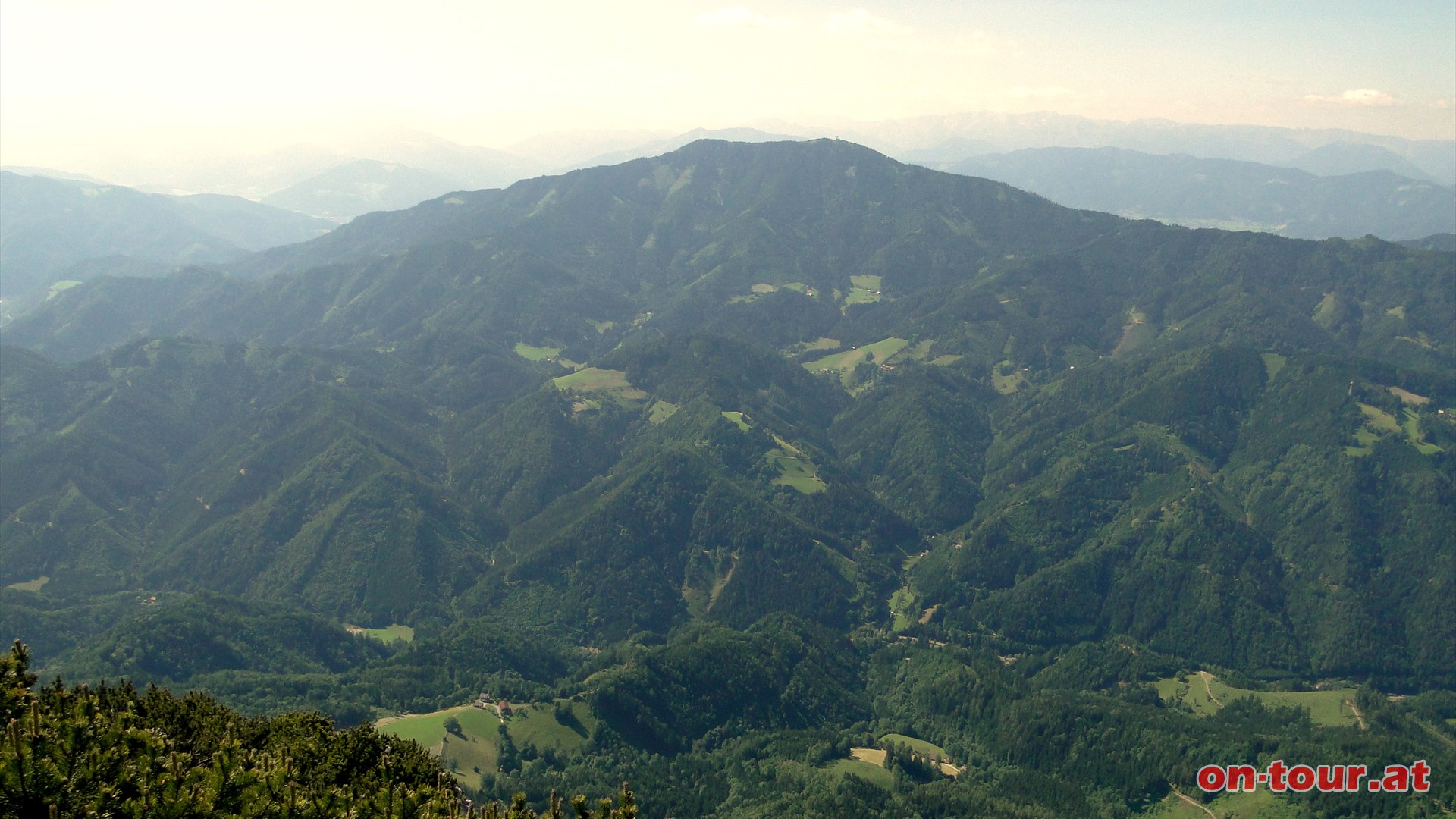 Panorama pur; Der hohe Nachbar im Nordwesten ist das Rennfeld mit 1.629 m.