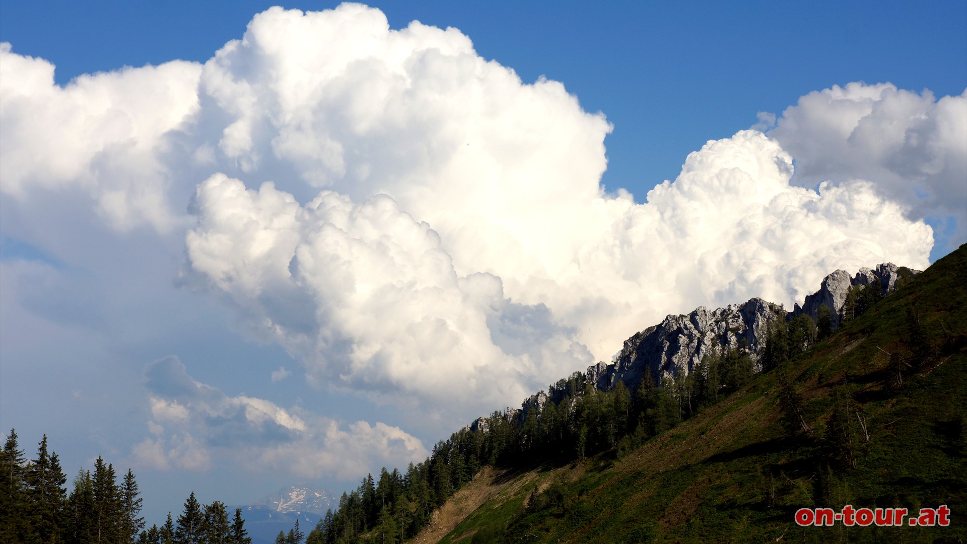 Abstieg wie Aufstieg. Immer auch das Wetter im Auge behalten. Die Gewitterwolken ber dem Hochtausing verheien nichts Gutes.