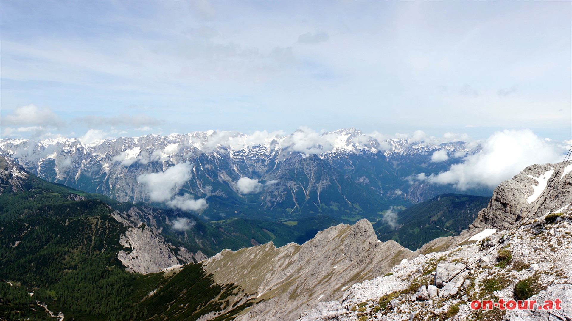 Die beeindruckende Hochflche des Toten Gebirges im Westen; mit den hchsten Erhebungen Gr. Priel und Spitzmauer (rechts).