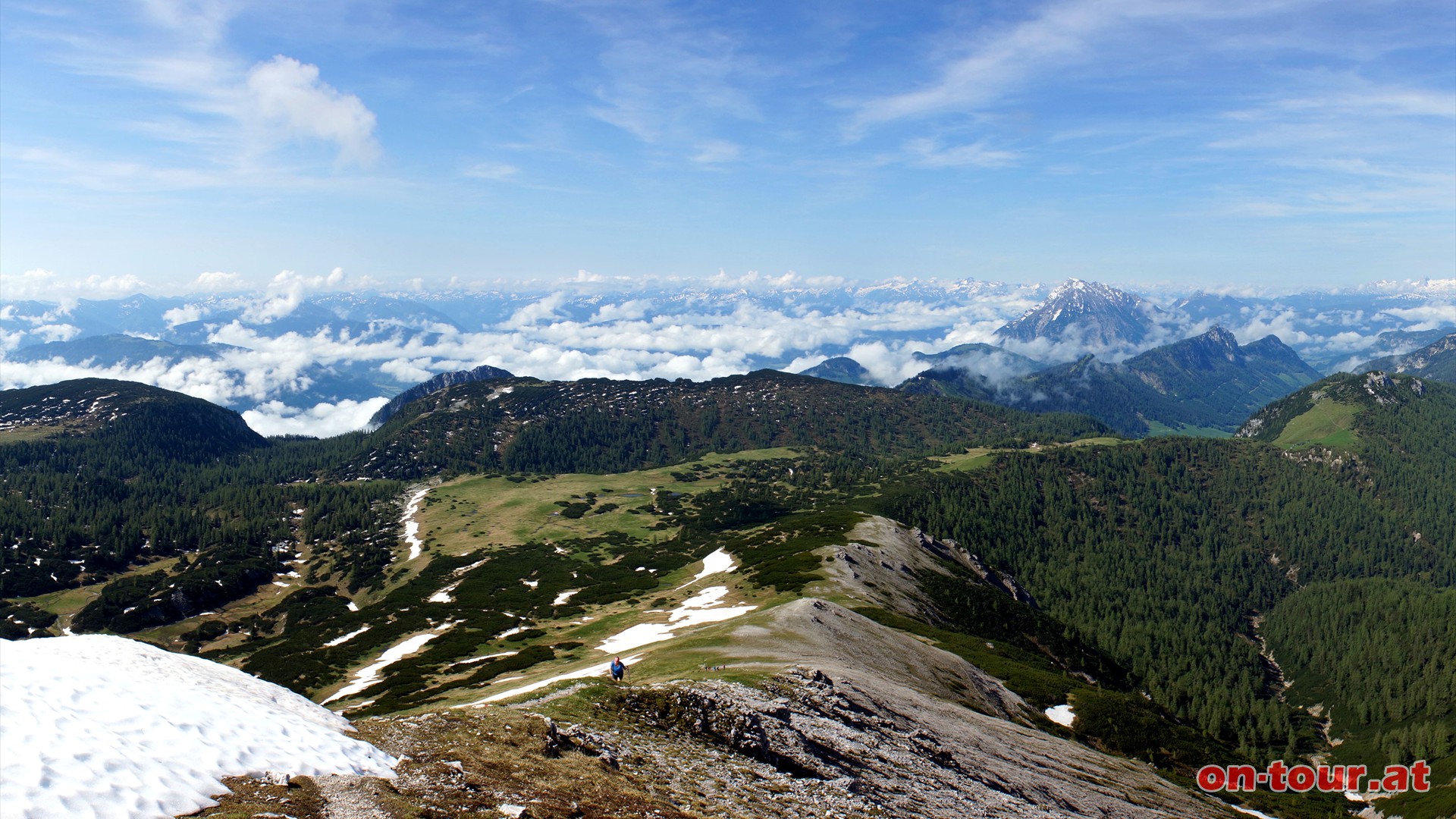 Im Sdwesten berblicken wir die Aufstiegsroute. Im Hintergrund ein weiter Blick ber die Niederen Tauern.