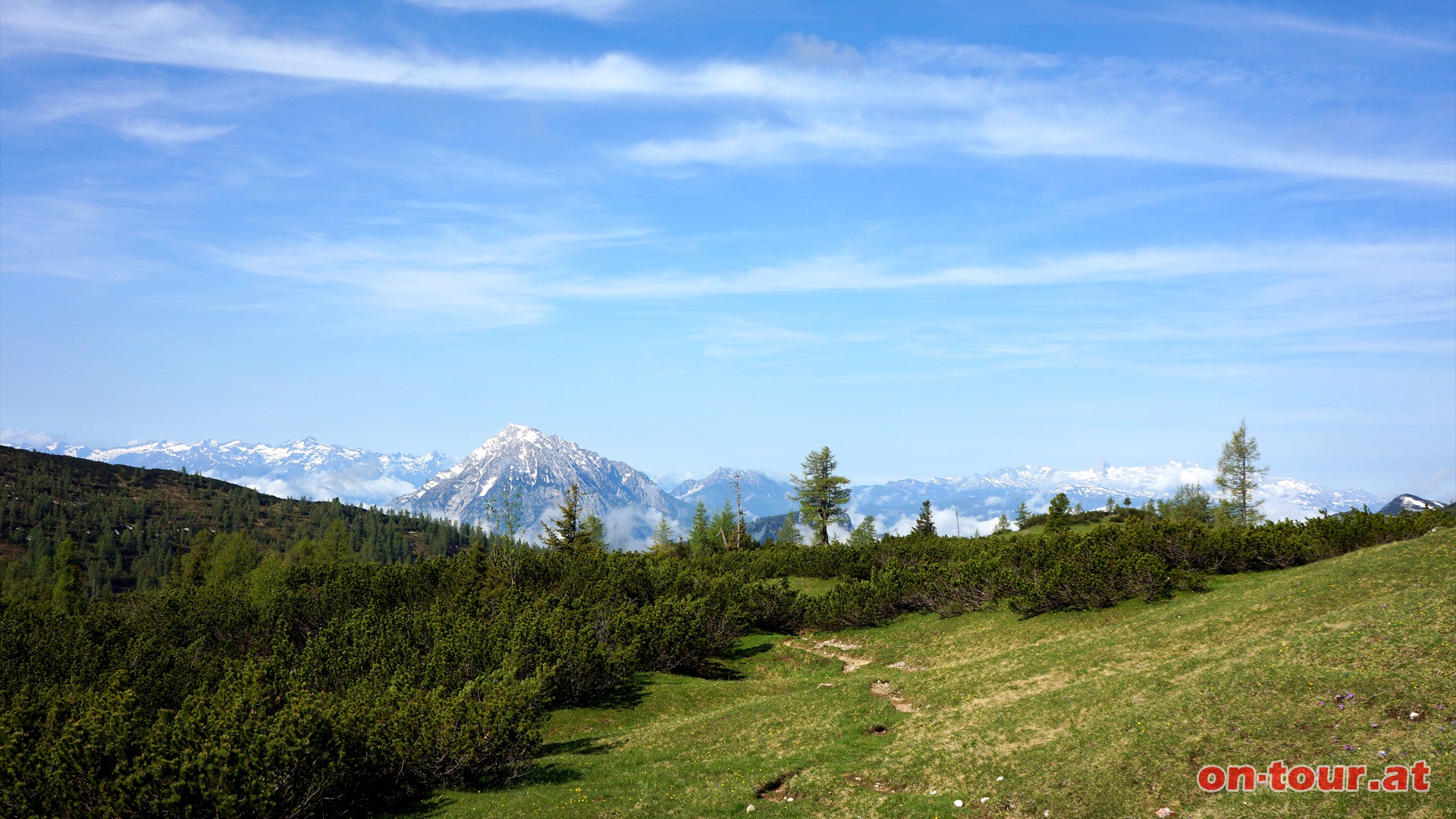 Im Sdwesten ragt der imposante Grimming aus den Wolken.