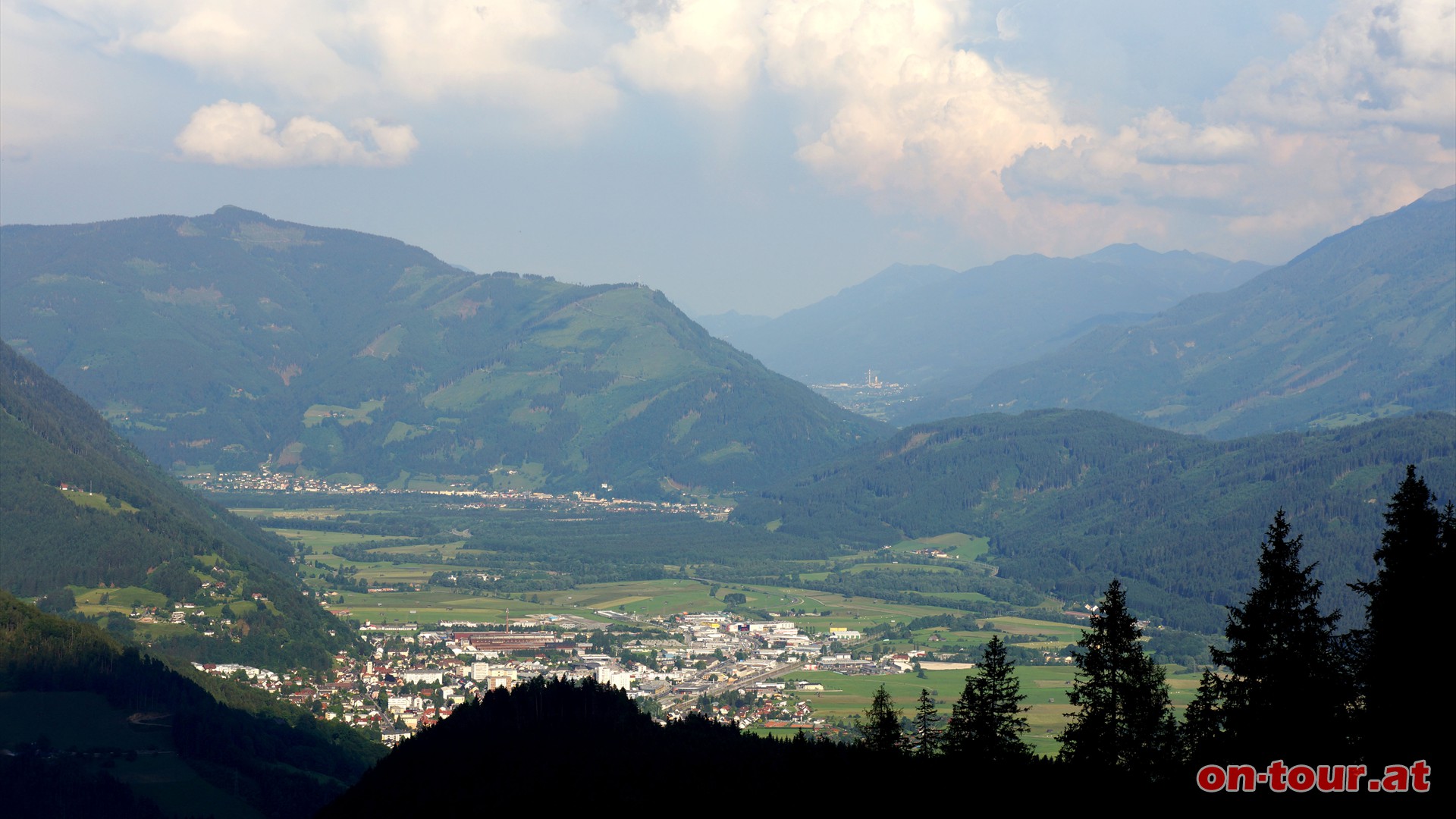 Noch ein Abstiegsdurchblicks-Gustostckerl; Liezen, Selzthal, dahinter links der Drrenschberl und rechts das Paltental mit Trieben.