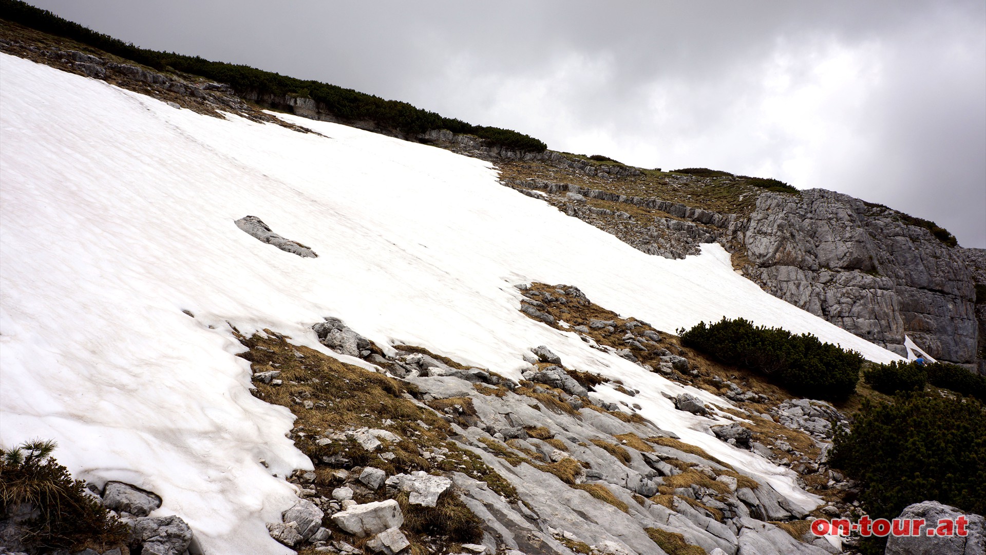 Nun den markierten Weg ostwrts und ber die steileren Felsstufen Richtung Brunnalm. Vorsicht, Schneefelder knnen hier Probleme verursachen.