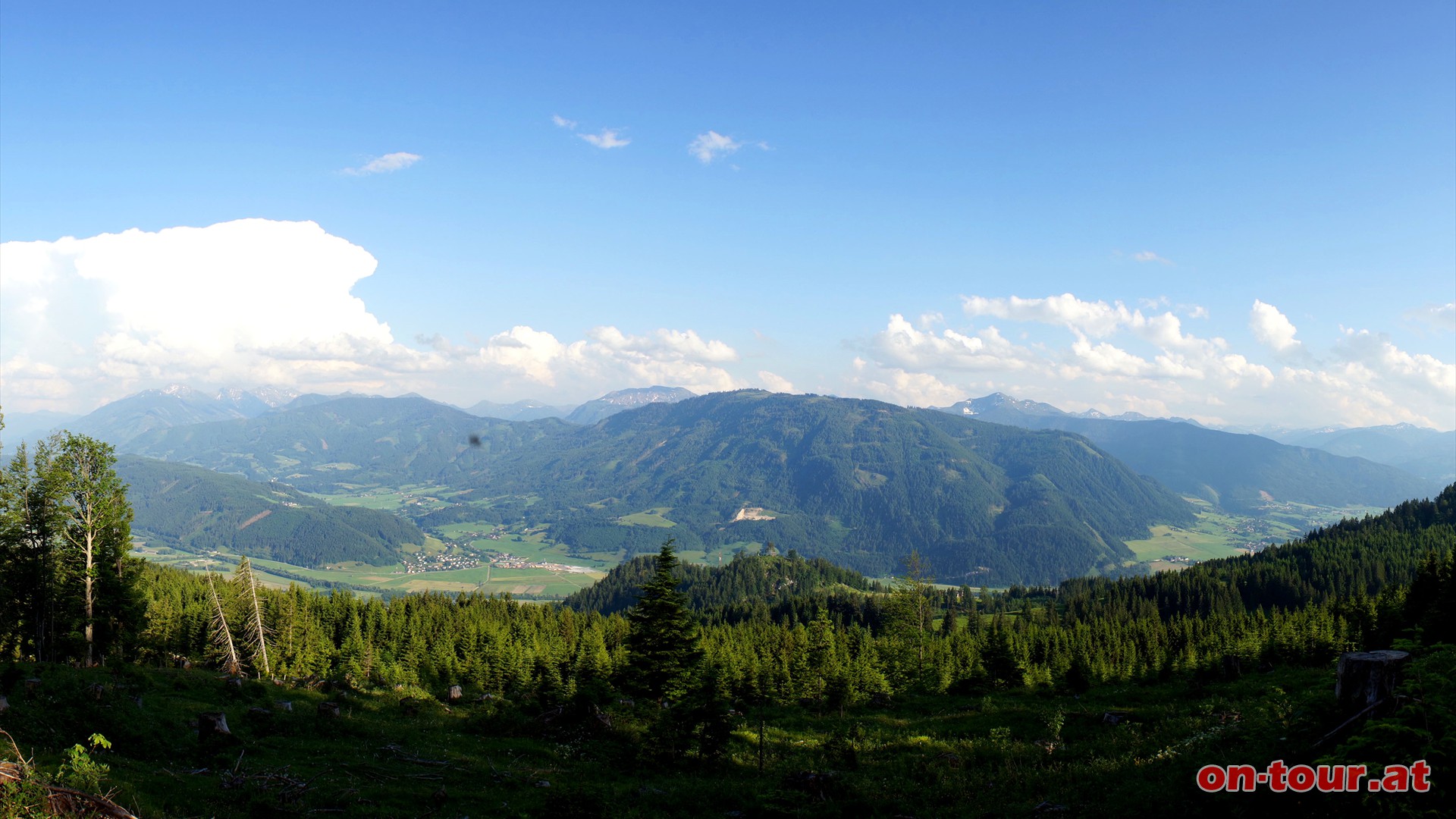 Rckblick ins Ennstal; links Dllach und rechts Aigen im Ennstal; dahinter die Rottenmanner Tauern.