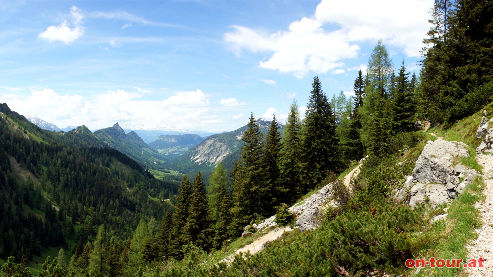 Vom Sattel aus den Grazer Steig nach Nordwesten bergauf. Interessante Ausblicke zu Dachstein und Grimming beleben die Szenerie.