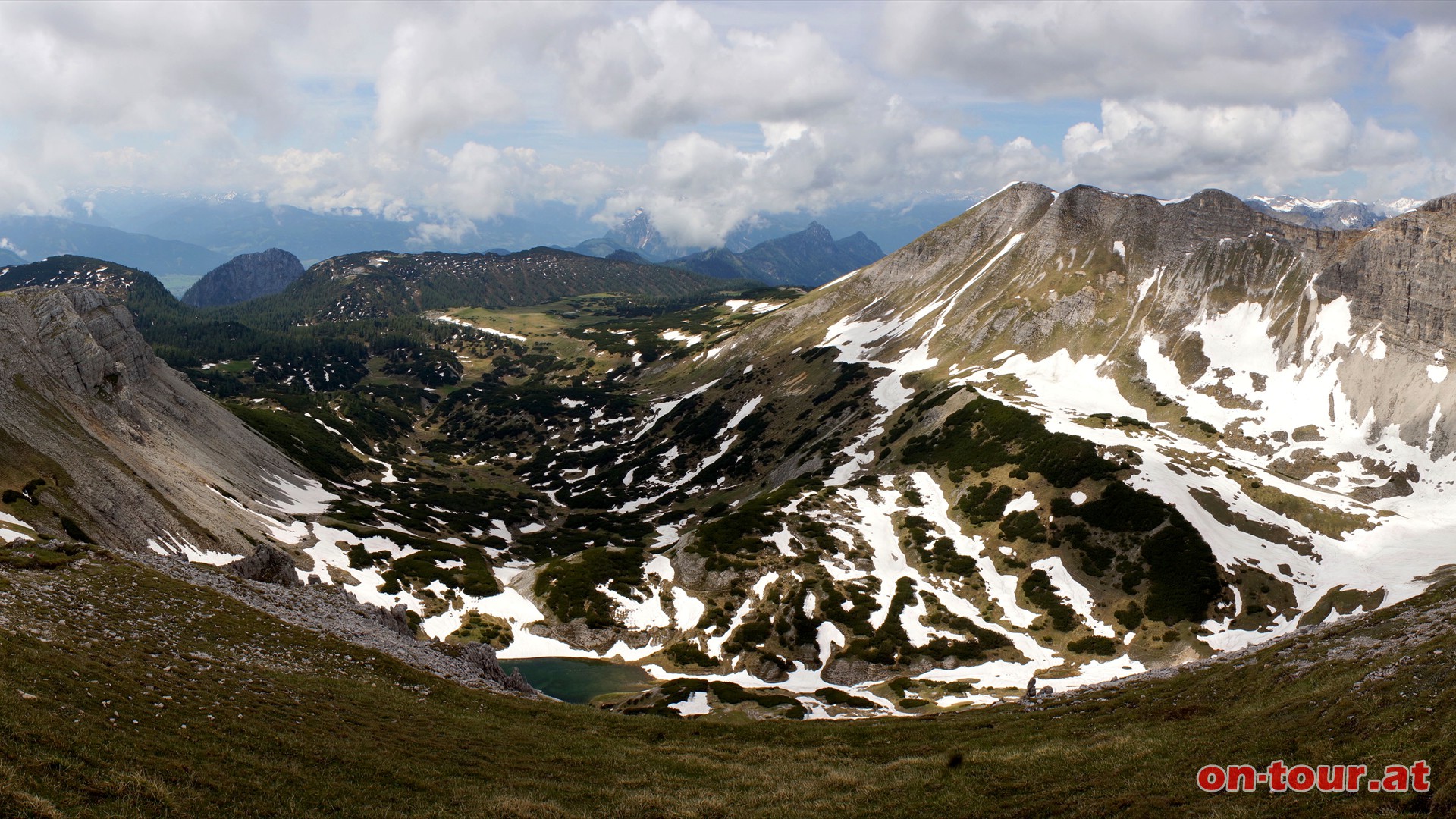 Wir nhern uns dem Querlstein (links). In der Mitte die Kamperalm mit dem Kawasser-See und rechts die Mlbingkette.