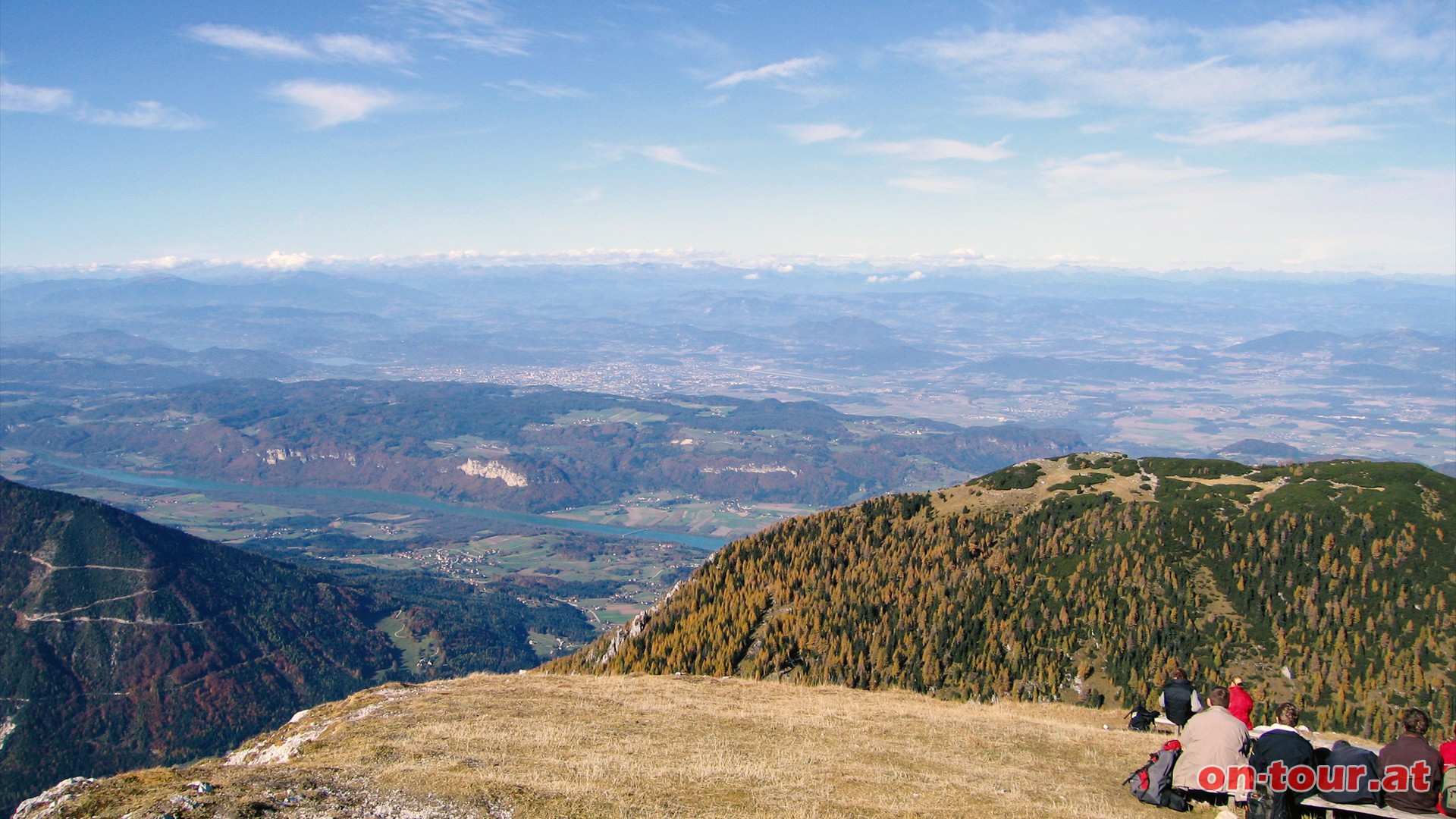 Am Hochobir. Nordwest-Panorama mit dem Kleinobir und Klagenfurt in der Mitte.