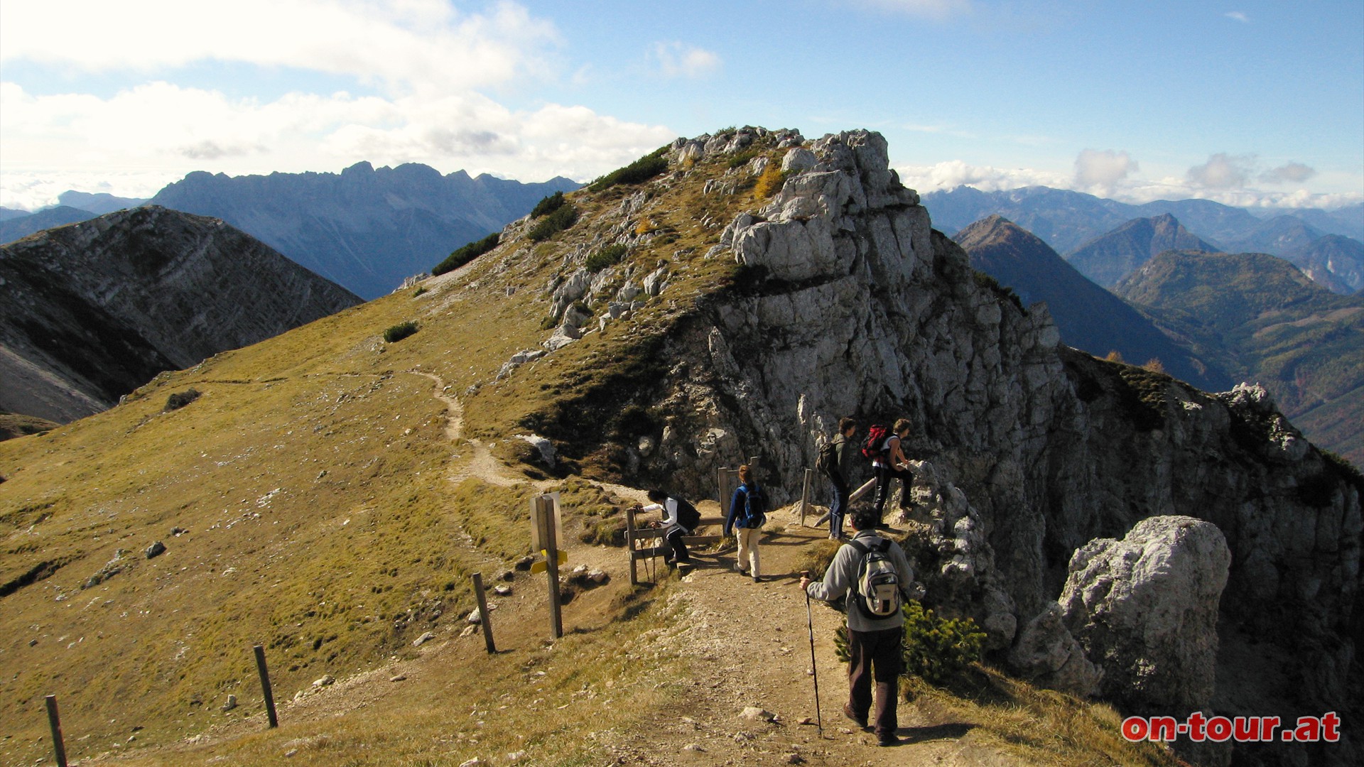 Am Simon-Rieger-Steig fhrt der Weg nordwrts (rechts) weiter. Im Rcken die Karawanken.