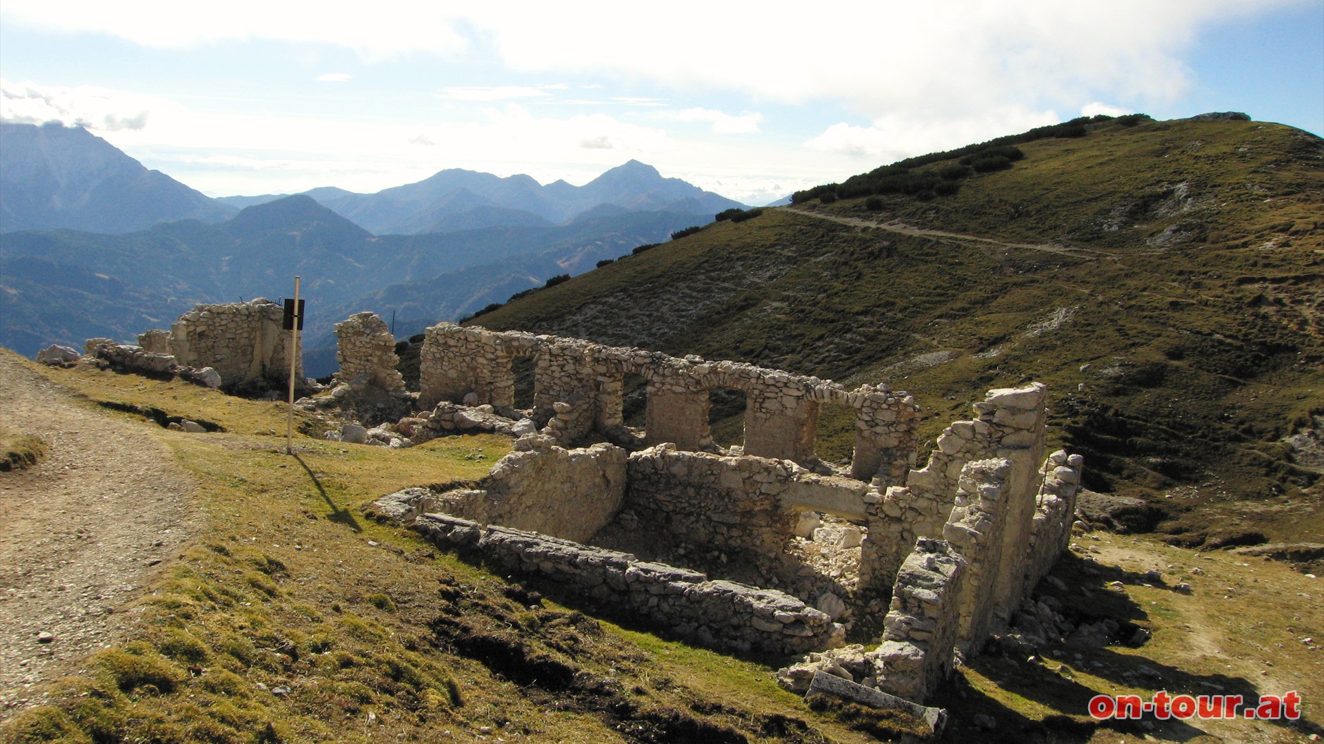 Aus dem Knappenhaus wurde das Rainer-Schutzhaus, das 1944 bei einem Brand zerstrt wurde.