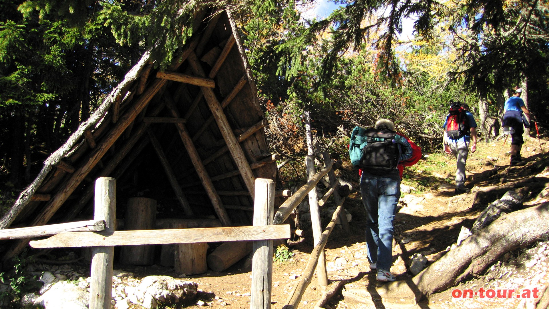 Eine Unterstands-Wetterhtte am Weg.
