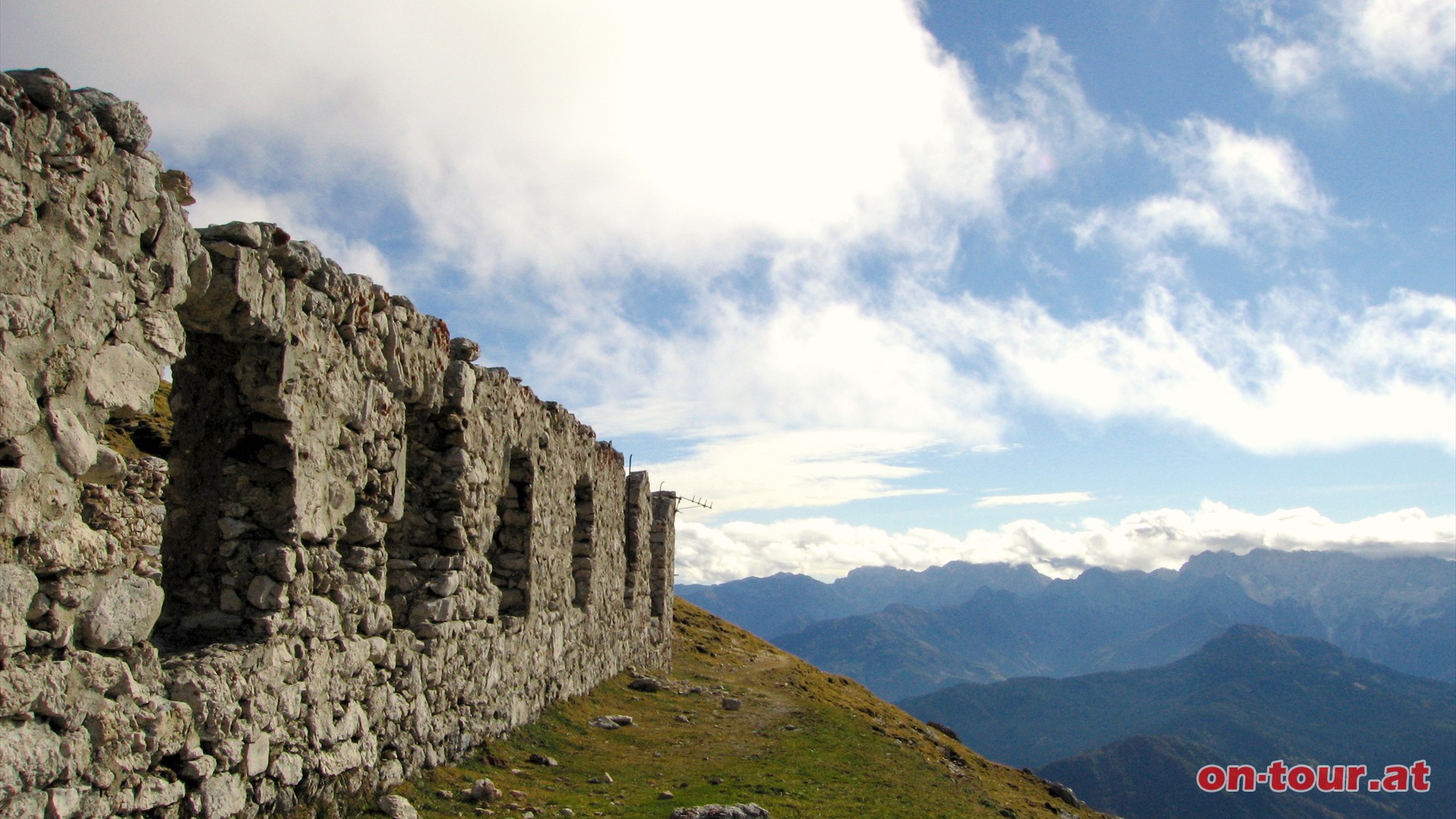 Etwa ab 1696 wurden am Hochobir Blei und Zink abgebaut. Am Weg liegt ein ehemaliges Knappenhaus.