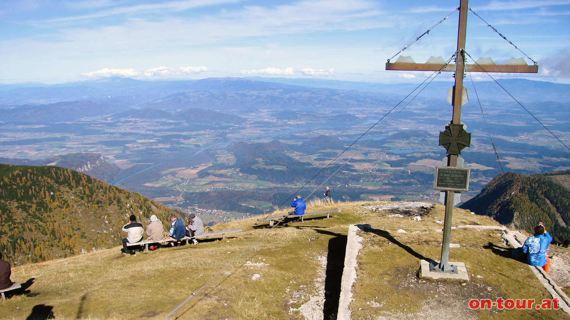 Freie Sicht auf Ostkrnten. Im Hintergrund die Sau- (links) und Koralpe (rechts).