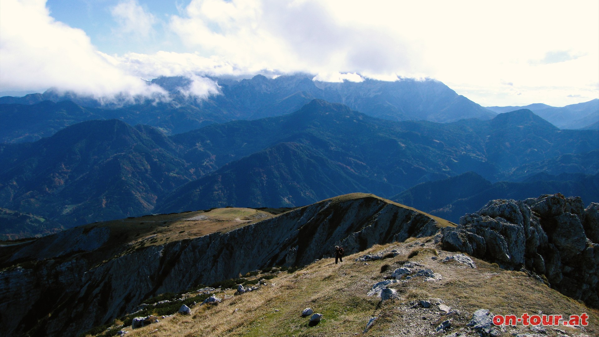 Hochobir Sd-Panorama mit den Steiner Alpen im Hintergrund.