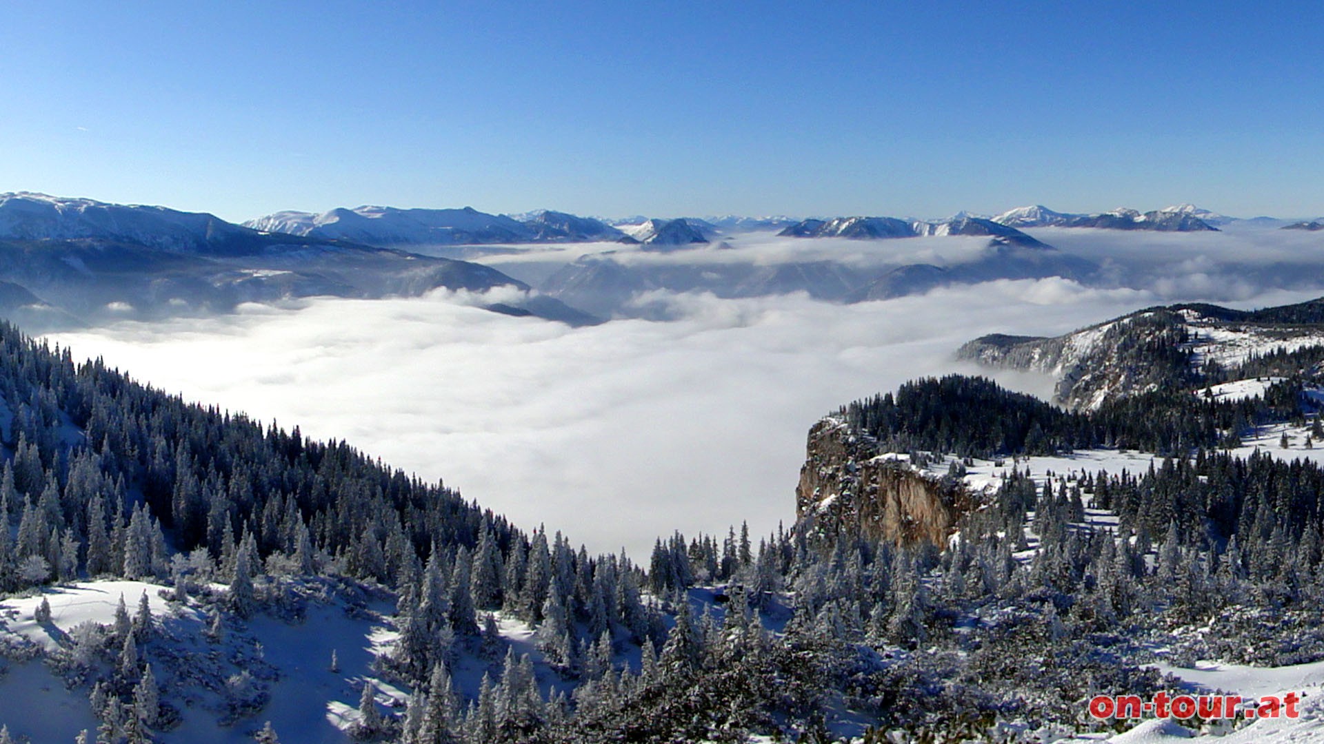 Groartiger Panoramablick nach Westen. Raxalpe, Schneealpe, Hochschwab, Gller und tscher (von li. nach re.) liegen greifbar nahe.