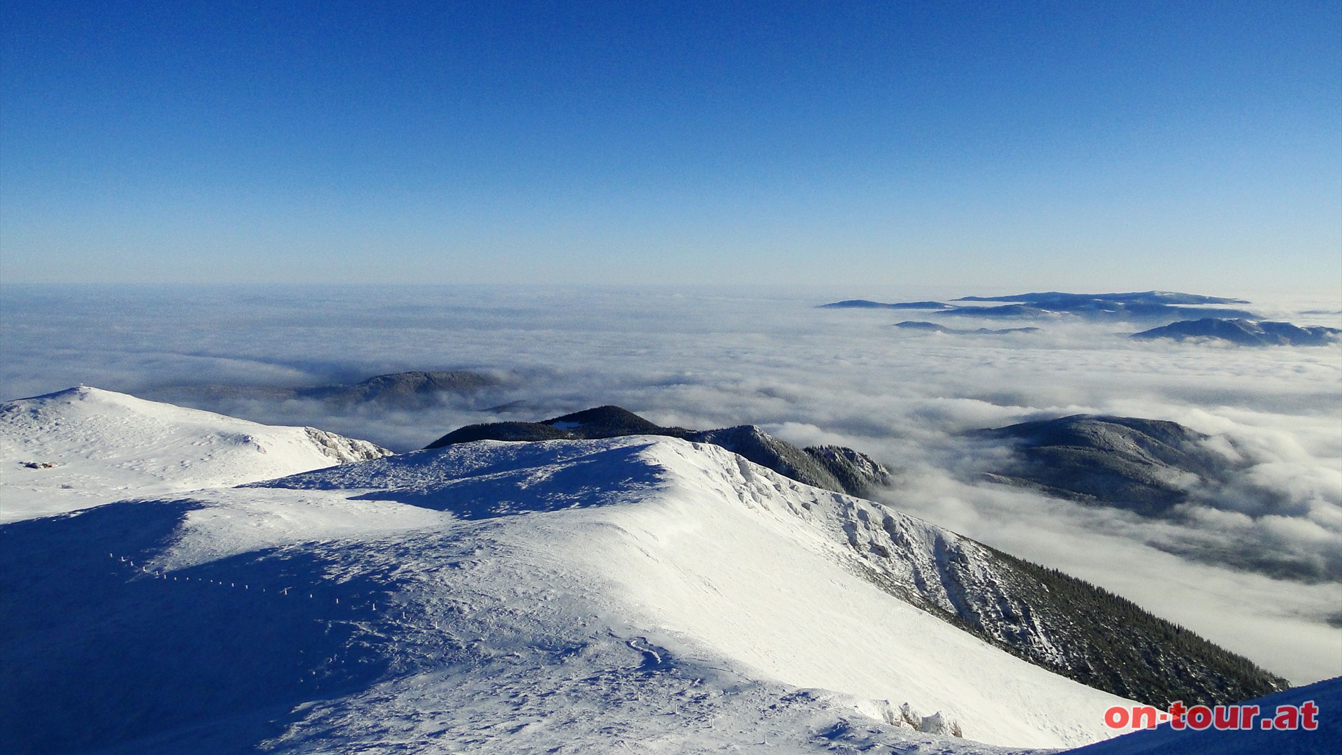 Im Sdosten der Waxriegel (links) und im Hintergrund der Wechsel als Insel im Wolkenmeer (rechts).