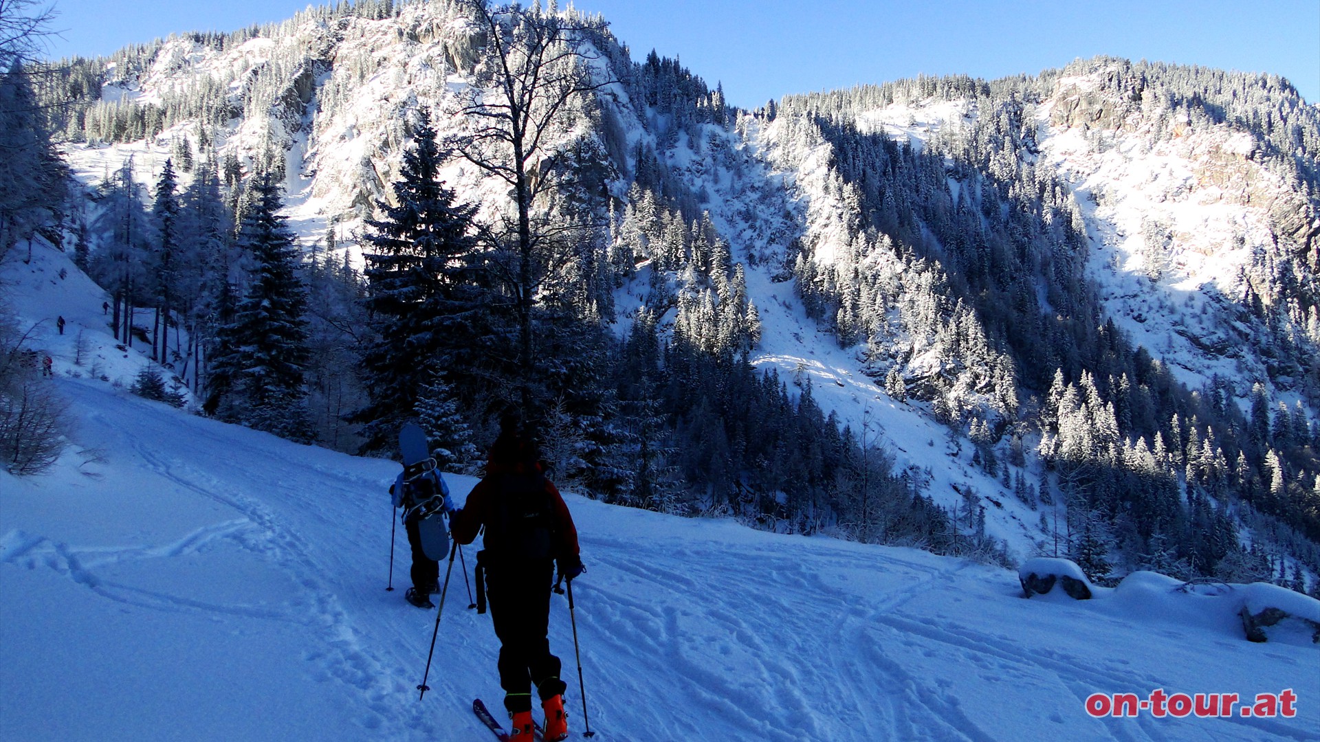 Sdwestwrts vorbei an der Sparbacherhtte. Ca. 50m leicht bergauf und wieder bergab. Blick -Schwarzkogel-.