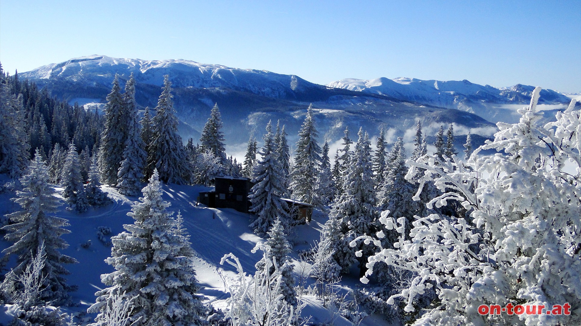 Vorbei bei der Heinrich Krempel Bergrettungshtte. Im Hintergrund Rax und Schneealpe (SW).