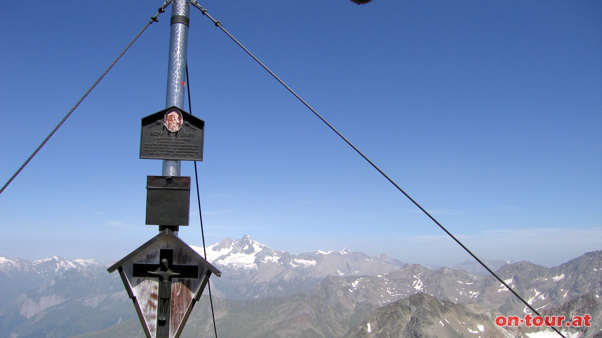 Groartige Welt der Dreitausender am Hochschobergipfel.