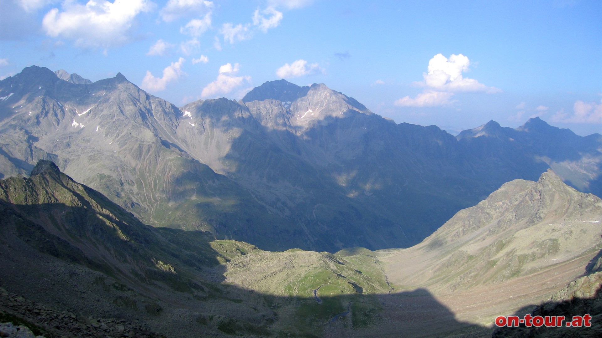 Im Osten der Perschitzkopf und dahinter der hchste Gipfel der Gruppe; das Petzeck (3.283m).