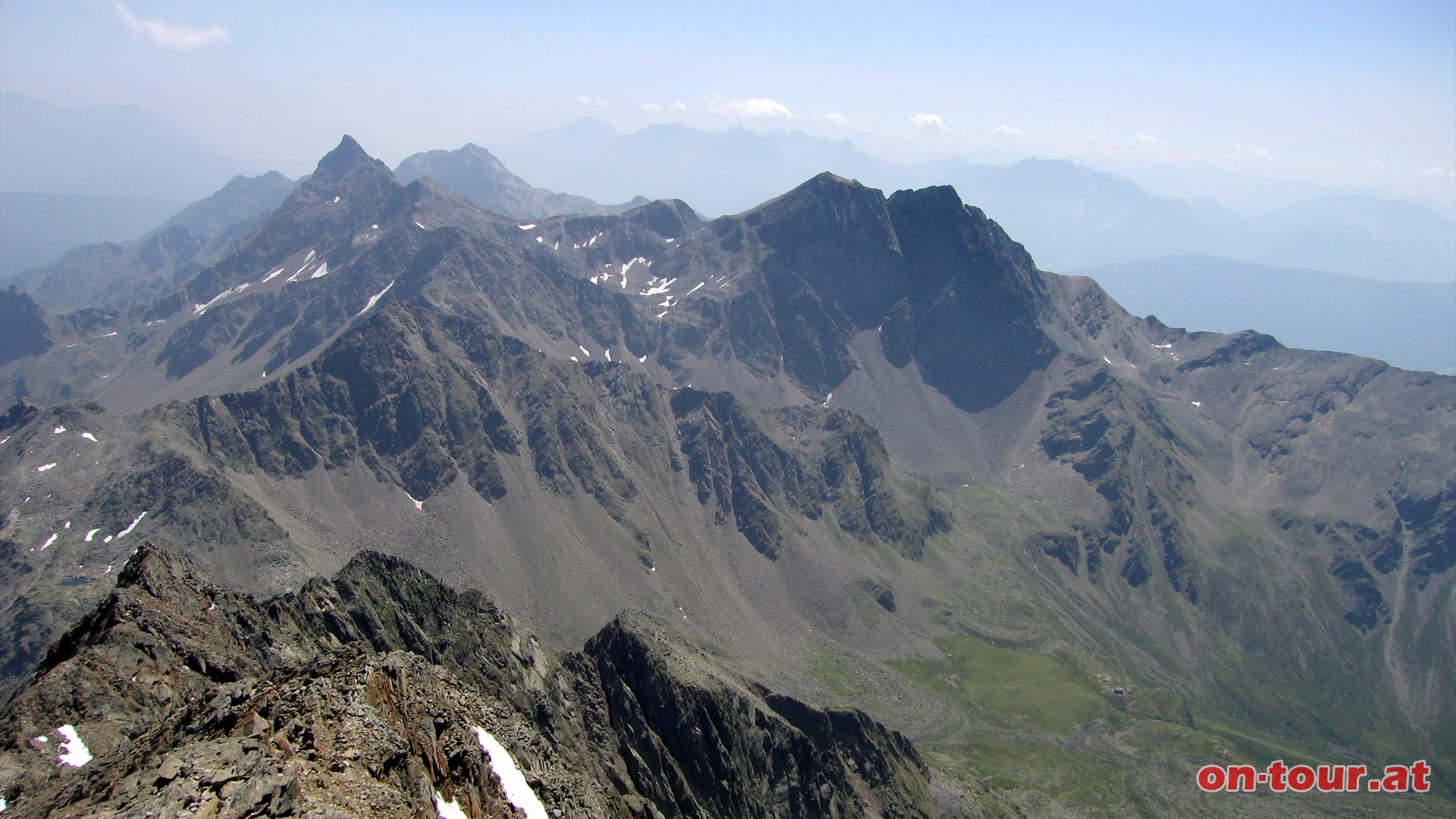 Im Sdosten die bekannten Prijakt-Gipfel und die Alkuser Rotspitze (links). Unten die Htte.