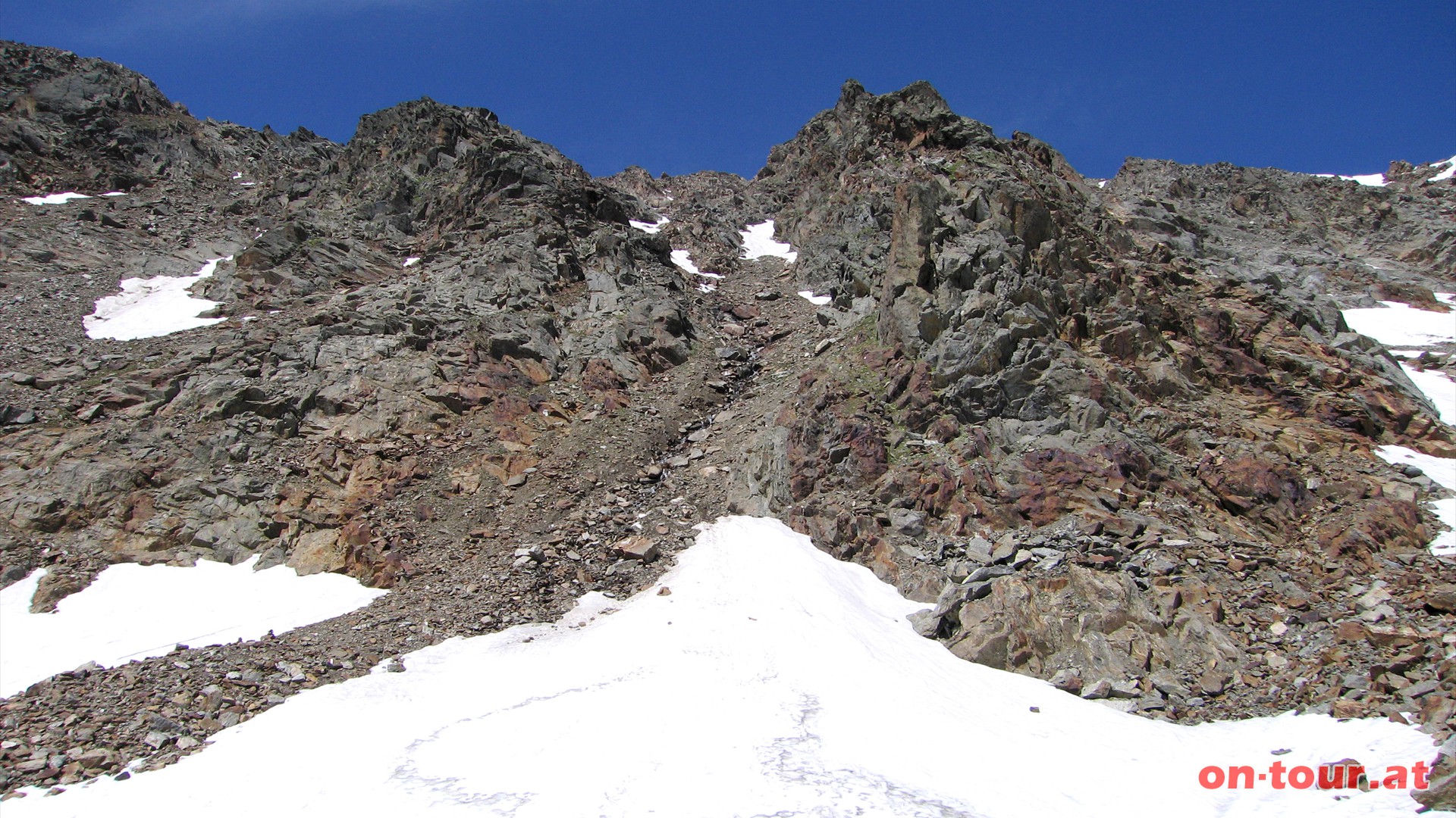 Jetzt wird es steiler, mitunter auch schneebedeckt. Leichte Kletterpassagen bis zum Gipfel.