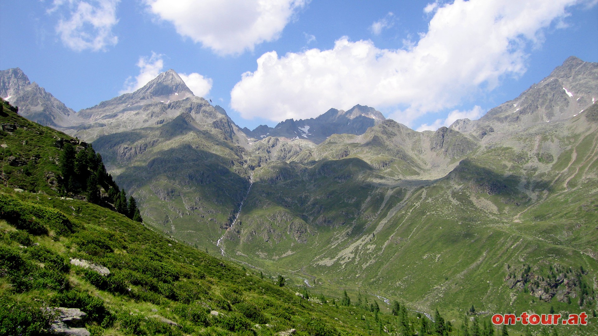 Westwrts, Richtung Mirnitzscharte bergauf. Im Norden die Gldisspitze (links).