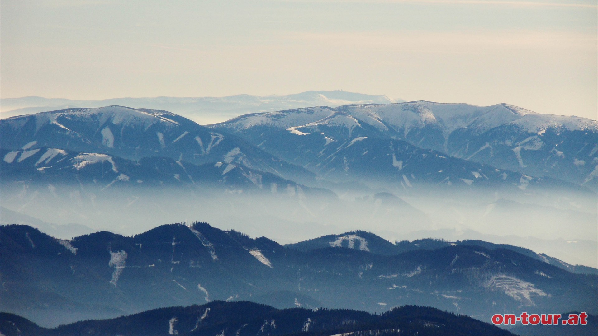 Der Eiblkogel, der Lrchkogel und der Speikkogel (von li. nach re.) auf der Gleinalpe im Sden. Im Hintergrund noch der Groe Speikkogel auf der Koralpe.