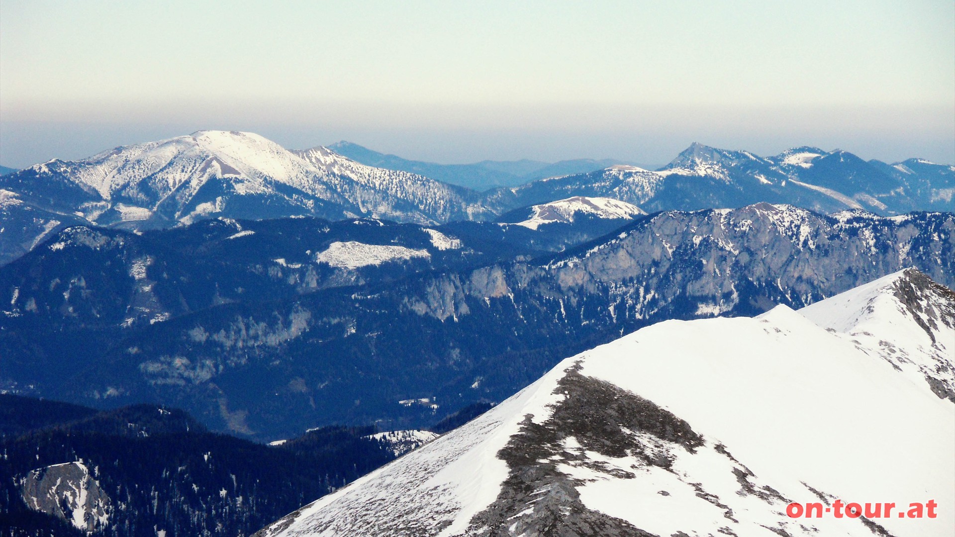 Der Göller und der Tonion im Nordosten. Oberhalb des Tonion noch der Gippel. Alle in den Mürzsteger Alpen.