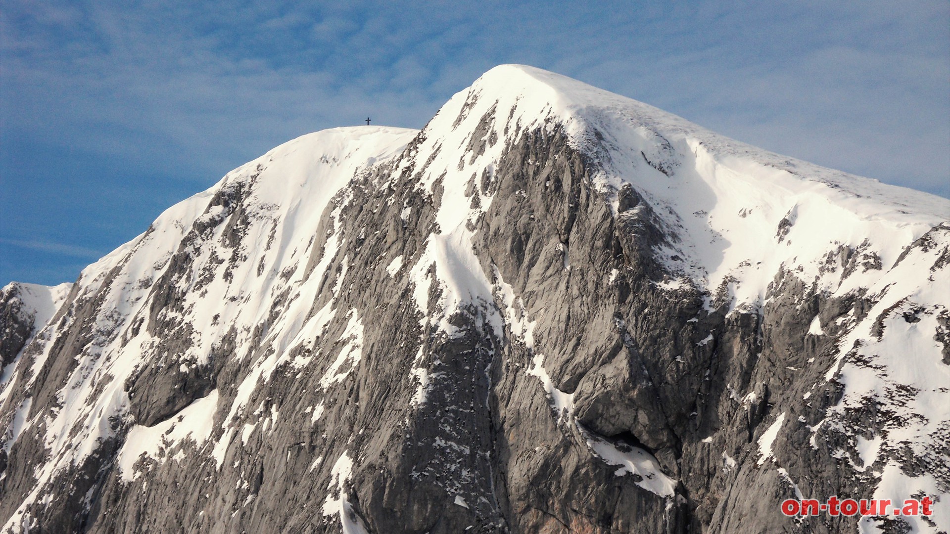 Die höchste Erhebung im langgestreckten Hochschwabmassiv ist der gleichnamige Hochschwab Gipfel (links mit Kreuz).