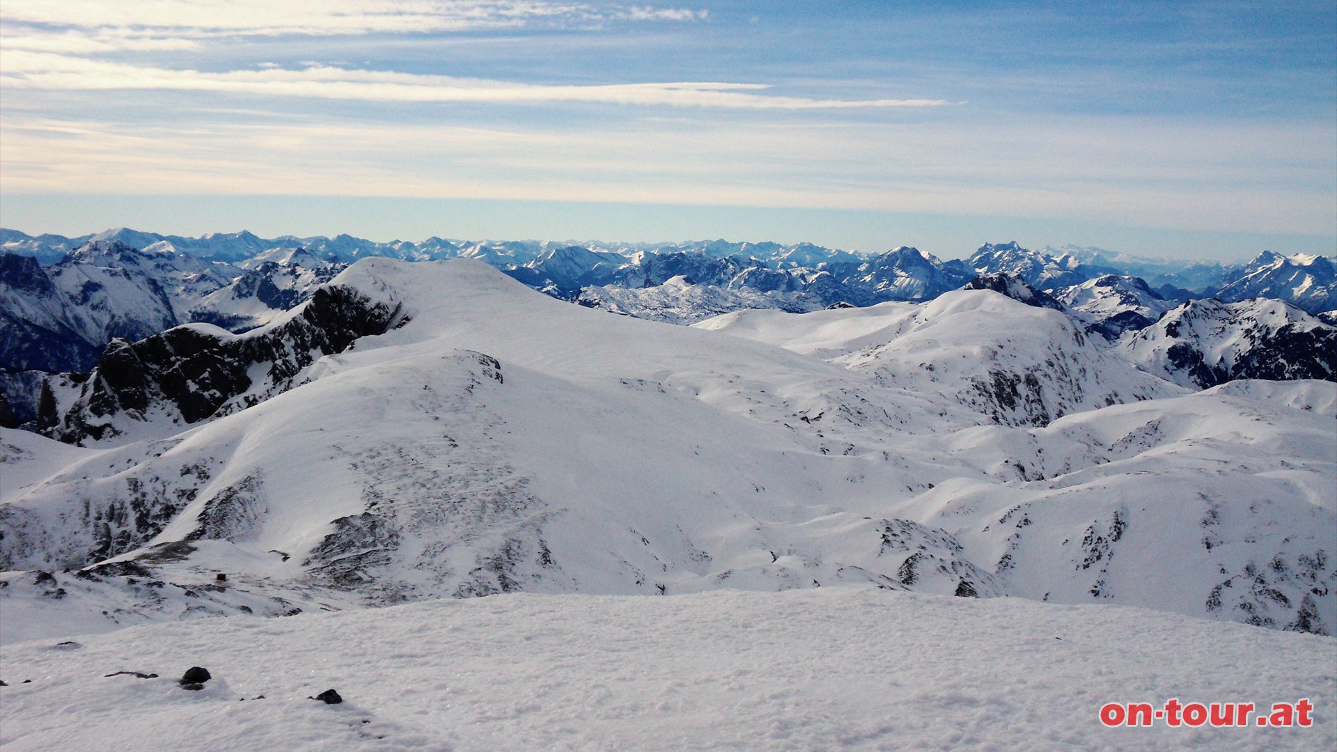 Die unmittelbaren Nachbarn im Westen sind der Zagelkogel (li.) und der Hochwart (re.).