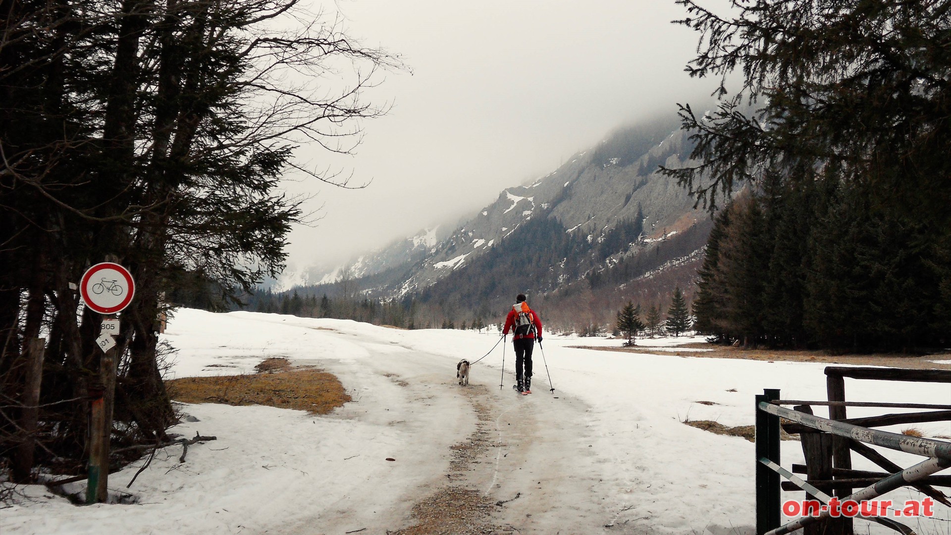 Etwa einen Kilometer von Seewiesen entfernt befindet sich im Seetal ein Parkplatz - ein idealer Tourausgangspunkt.