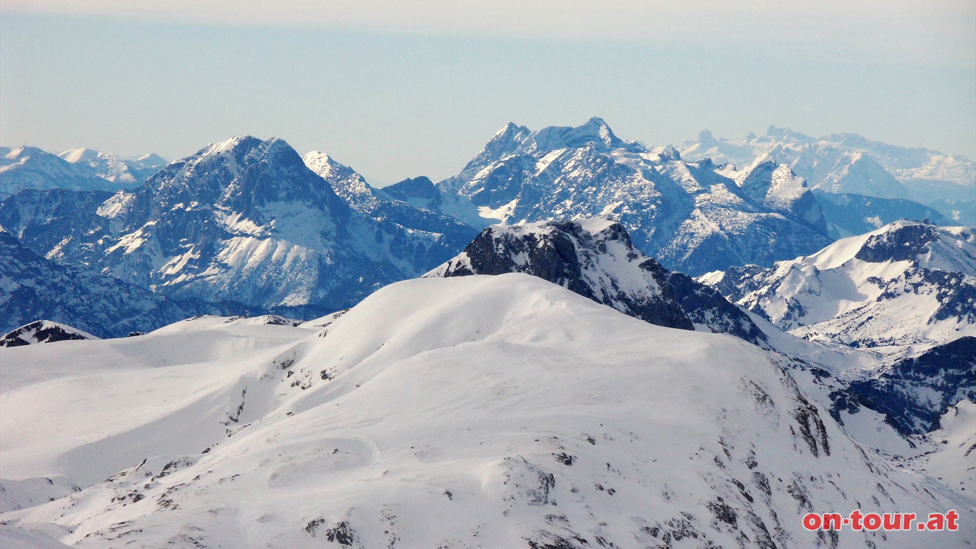 Hinter dem Hochwart erheben sich der Ebenstein (noch im Hochschwabgebiet) und dahinter die spitzen Gesuseberge wie Lugauer, Hochtor oder Zindl.