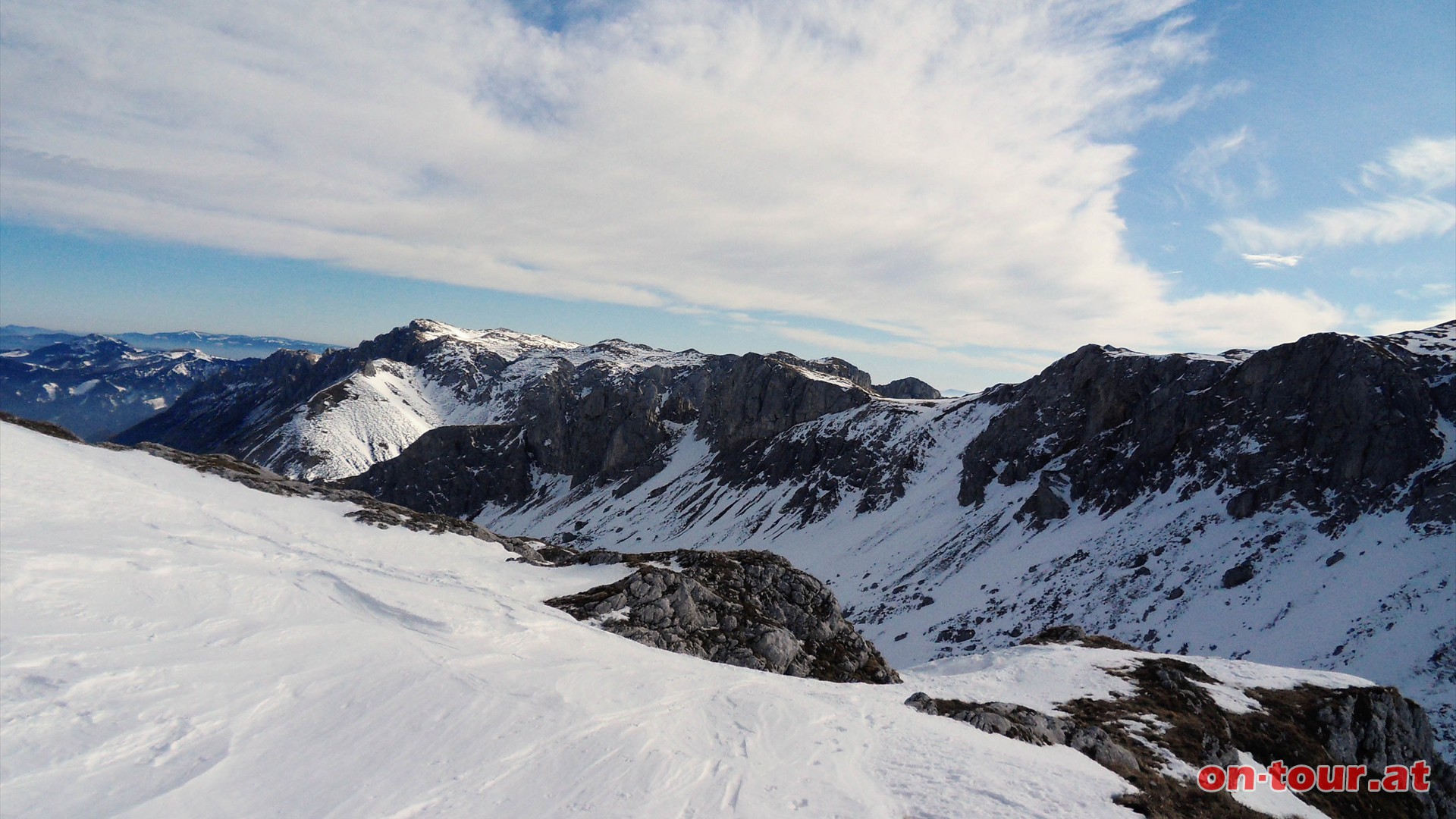 Hinter uns sehen wir die Mitteralm (links) und die Karlalm (rechts).