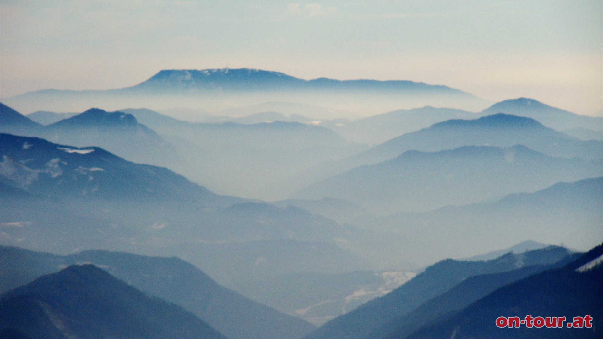 Noch im Sdosten ein stimmungsvoller Weitblick zum Grazer Hausberg -Schckl-.