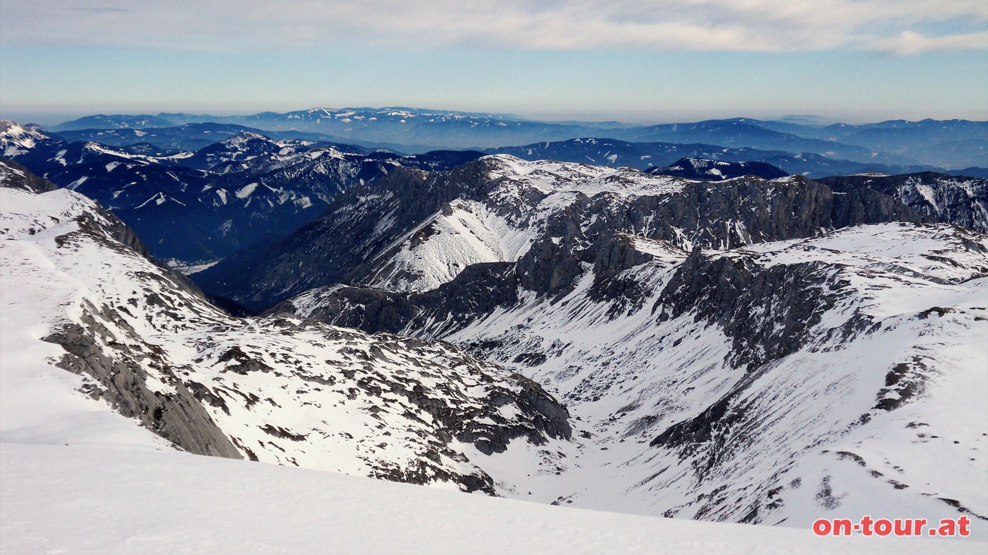 Sdstlicher Tiefblick in die Obere Dullwitz und ins Seetal. Rechts Mitter- und Karlalm. Am Horizont noch die Fischbacher Alpen.