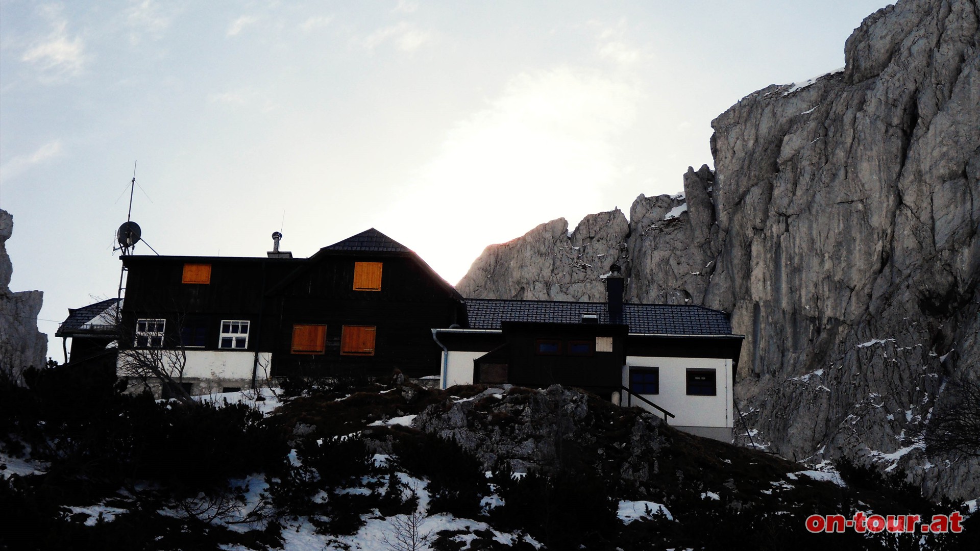 Zur linken Hand, auf der Anhöhe, steht die, im Winter geschlossene, Voisthalerhütte (noch die alte Hütte).
