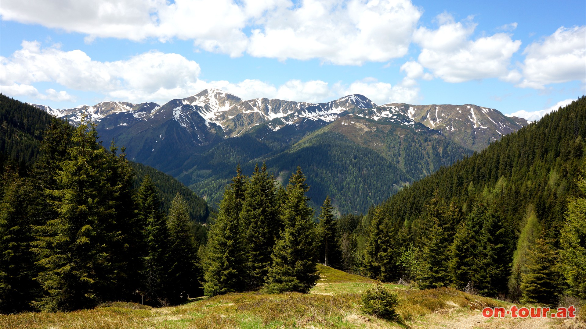  Bei einer Weggabelung rechts. Die Nachbarn in den Wlzer Tauern; Hochrettelstein, Seekoppe und Hochgren (von links nach rechts).