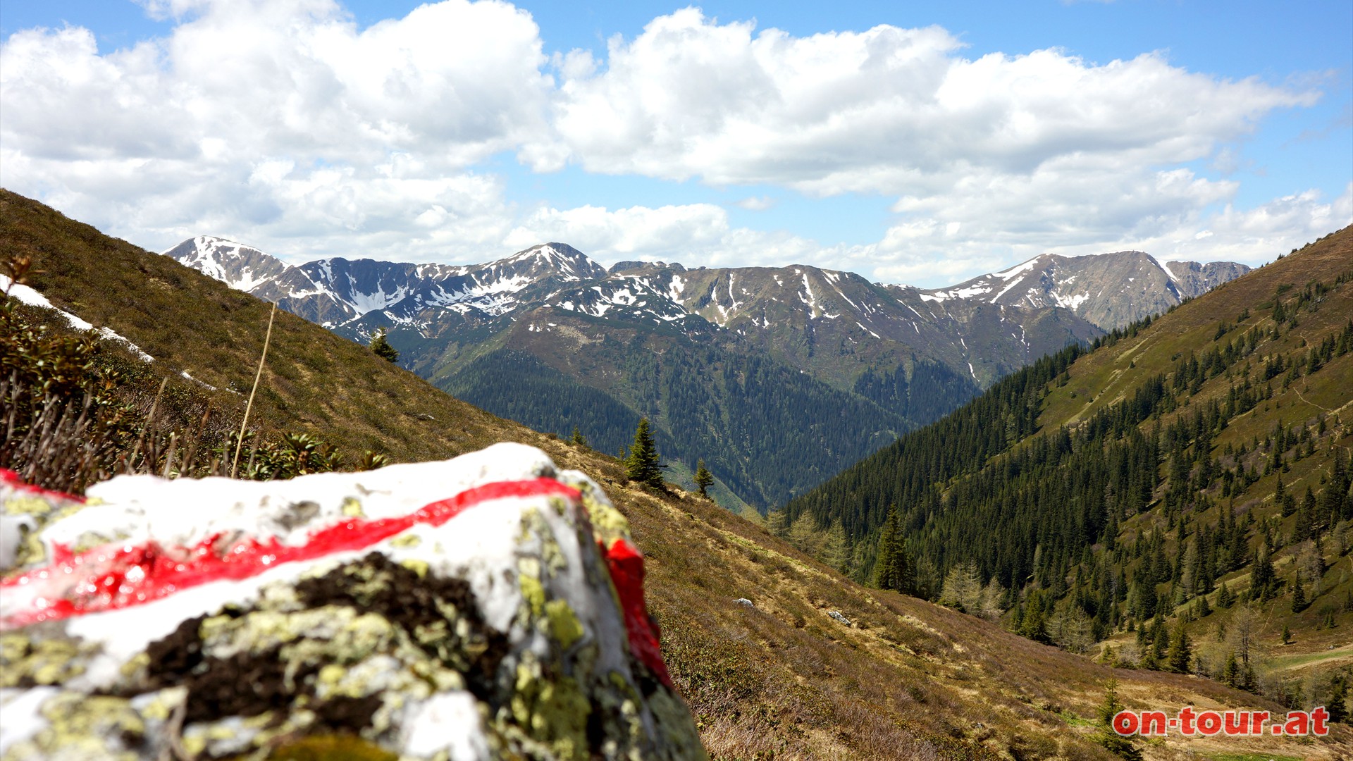 Die Weg ist sehr gut markiert. Der Rckblick zu den Wlzer Tauern, im Nordwesten, ist in regelmigen Abstnden zu empfehlen.