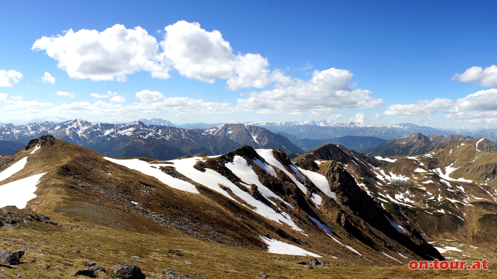 Im Norden das Sommereck, am Horizont das Tote Gebirge und links der Dachstein.