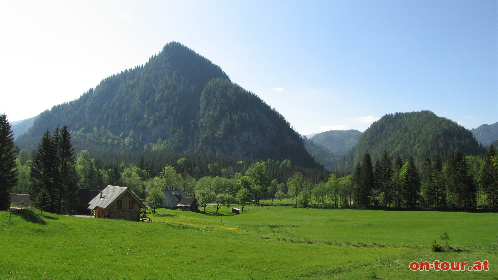 Unmittelbar vor der Fangbrcke in Drradmer links um schlielich 250 m spter, ebenfalls links, auf die Kruterinstrae zu wechseln. Rckblick nach Drradmer: Todeskogel und - etwas kleiner - Falkenkogel 