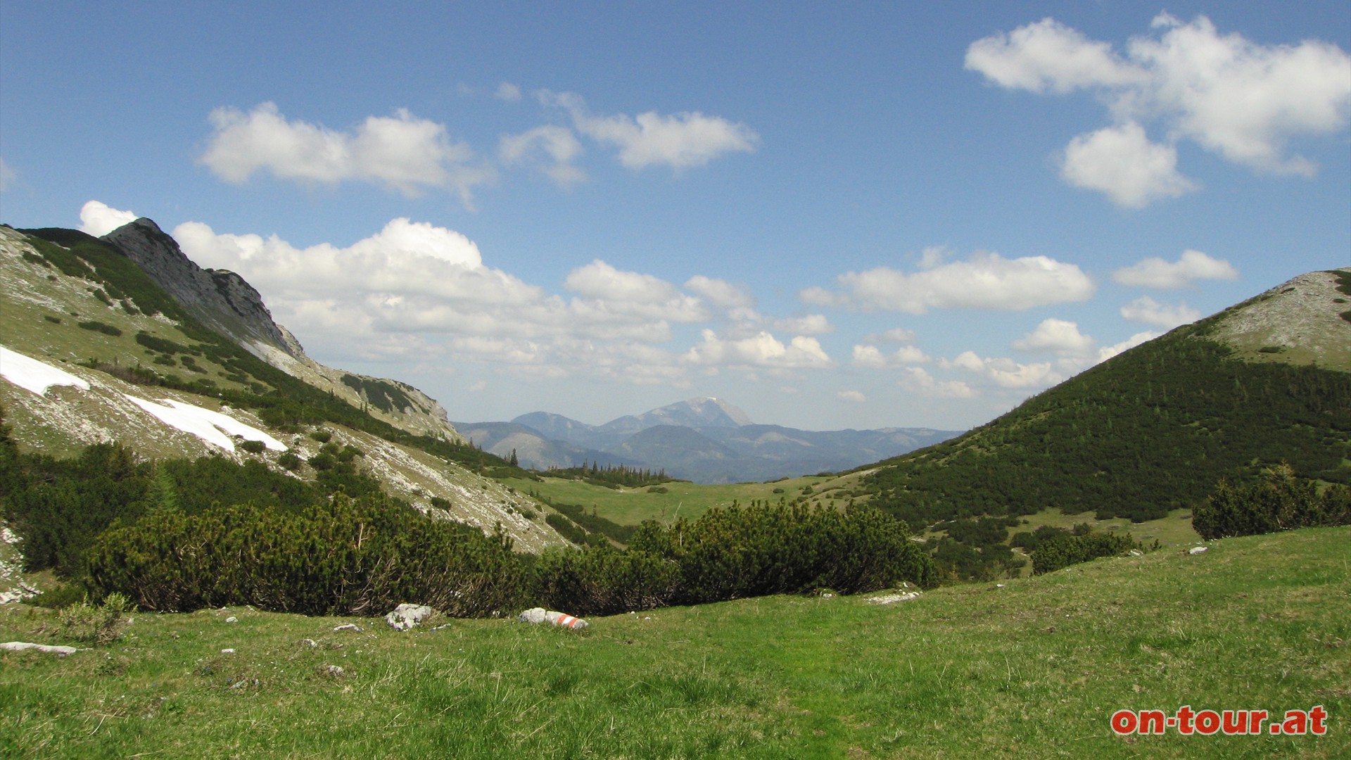 Rückblick: In der Mitte der Ötscher, links der Fadenkamp und rechts  noch der aufsteigende Hang des Graskogel.