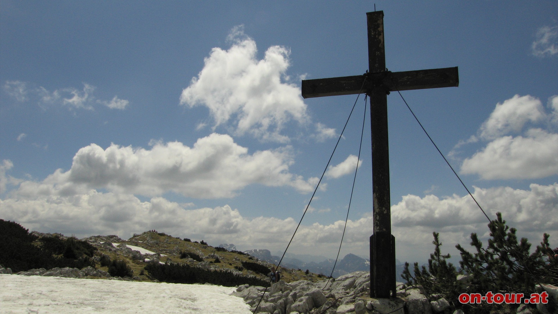 Das Gipfelkreuz befindet sich nicht direkt auf der höchsten Erhebung. Der wirklich sehenswerte und weitläufige Panoramablick gelangt erst ein paar Höhenmeter weiter so richtig zur Entfaltung.
