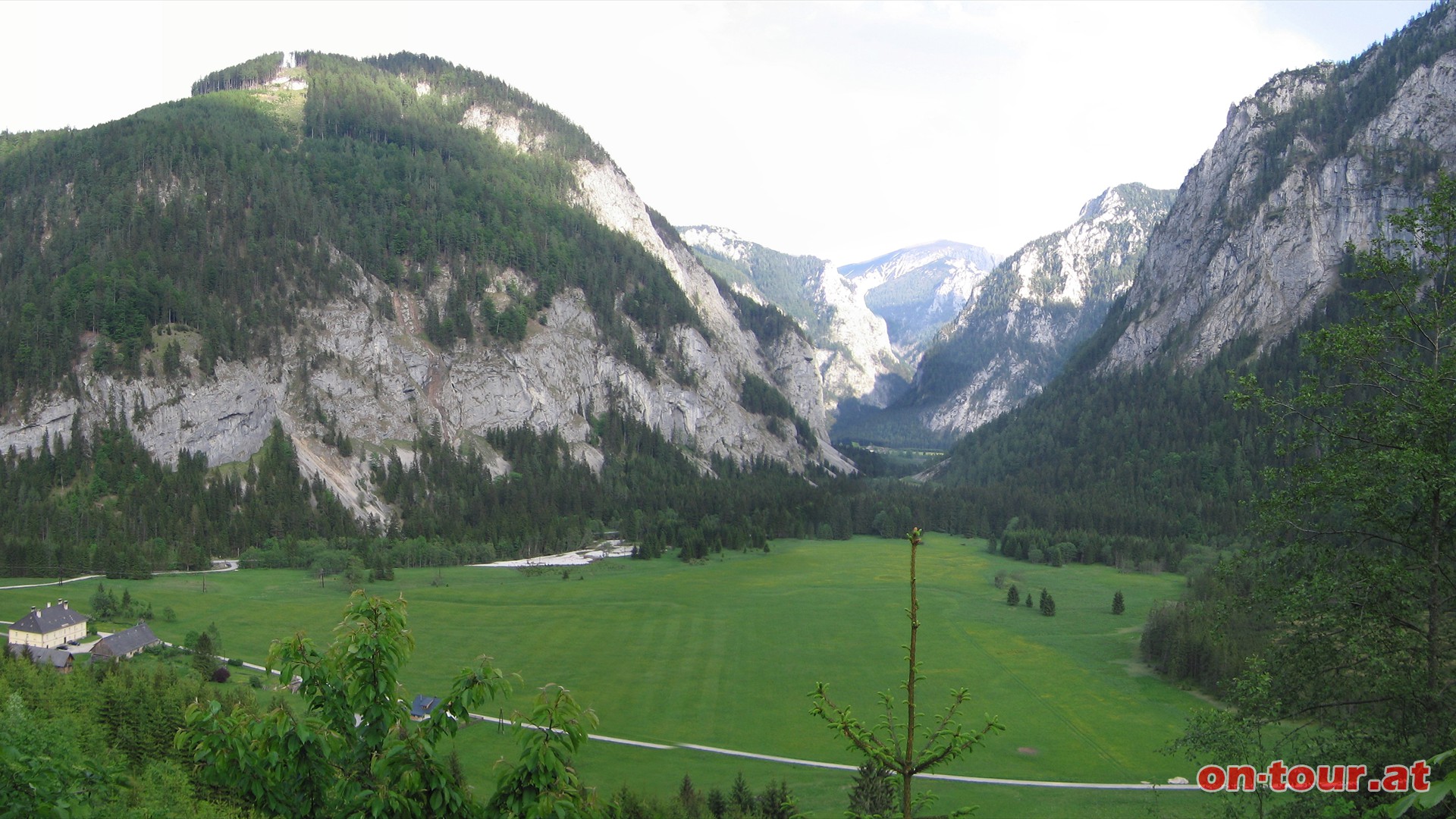 Einige steilere Passagen kennzeichnen den direkten Abstieg; also, Trittsicherheit ist empehlenswert. Ausblick nach Rotmoos hinunter. Dahinter erhebt sich der ber 1300m hohe Gutenbrand.
