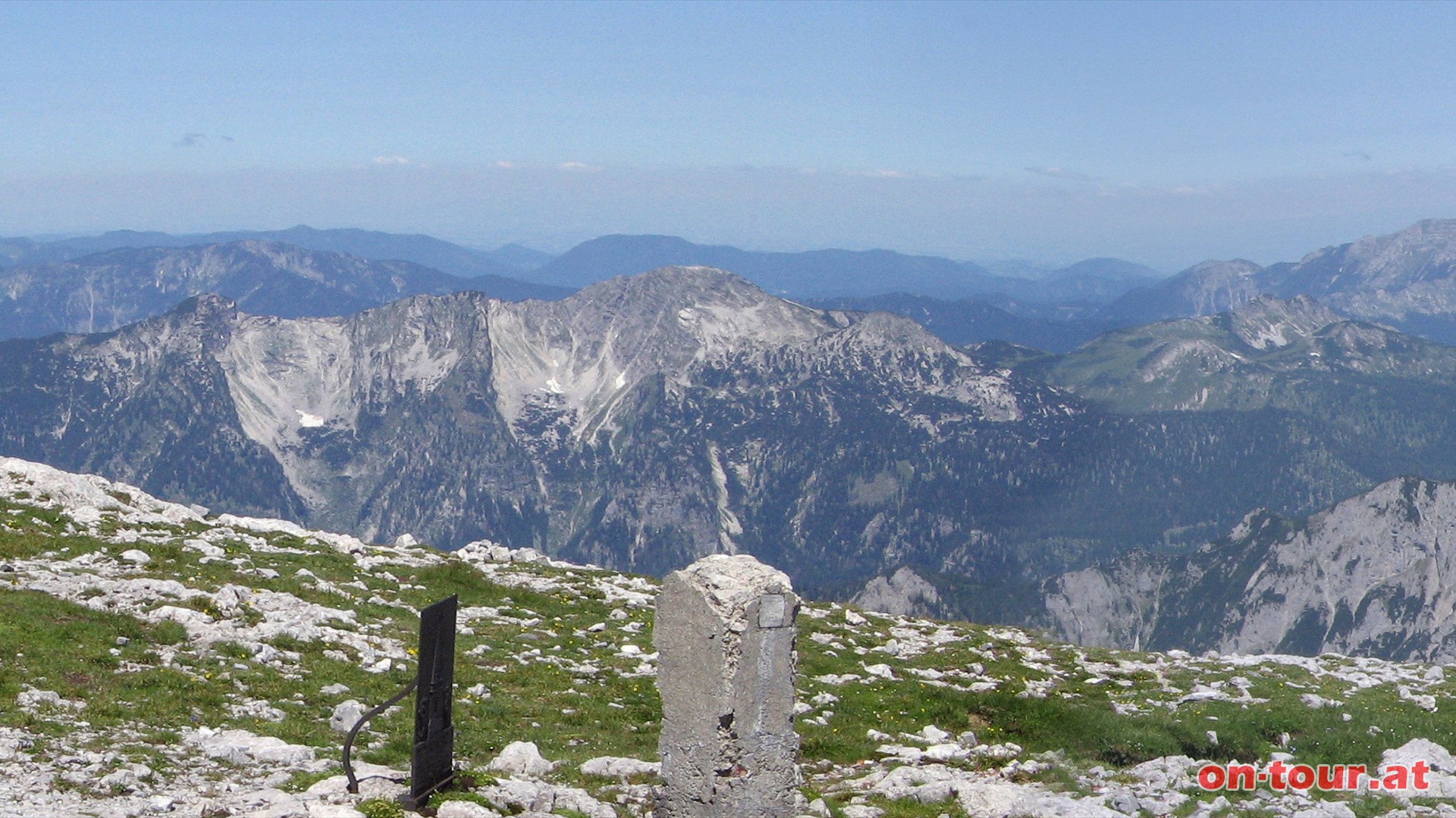 Zwischen
Hochschwab, Drrenstein und Hochkar liegt die  langgestreckte Kruterin. Hier die beeindruckenden Sd-Ost-Wnde um den Hochstadl (Standort: Hochschwab-Gifpel).
