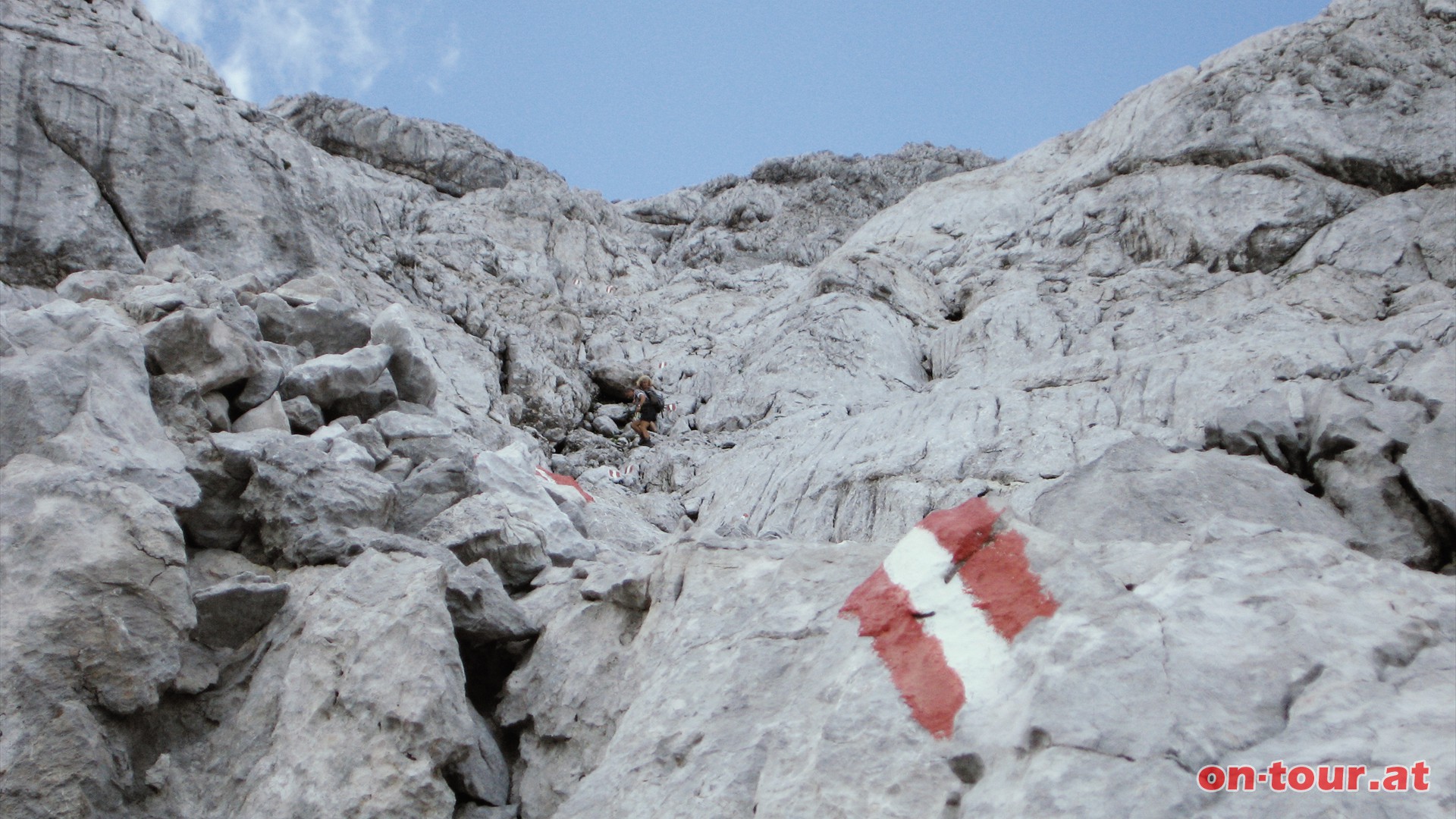 Über die steile und ausgesetzte Hochtor-Südwand führt der nicht versicherte Weg bergab.