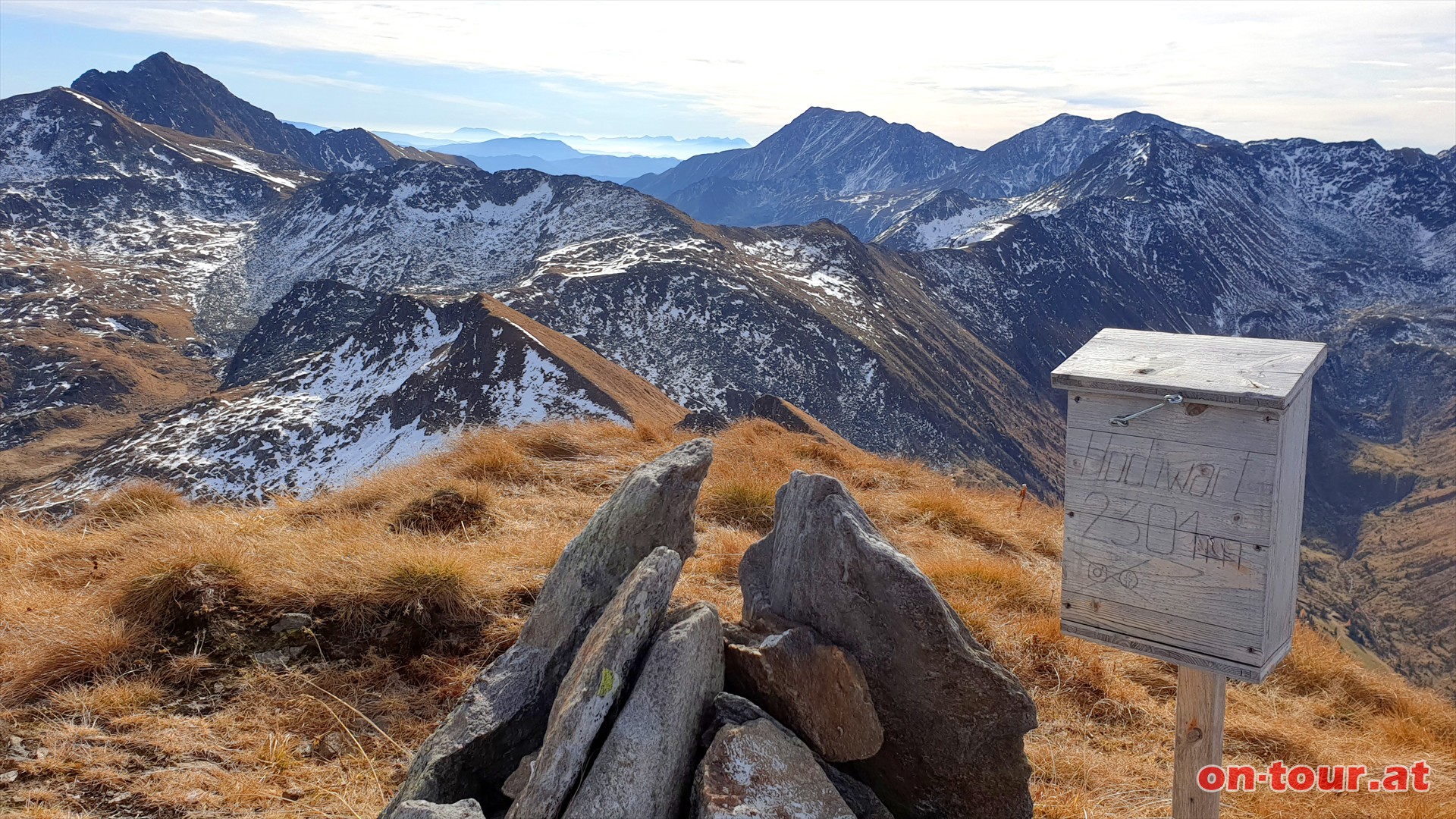 Hochwart mit Blick Richtung Seifriedsenke.