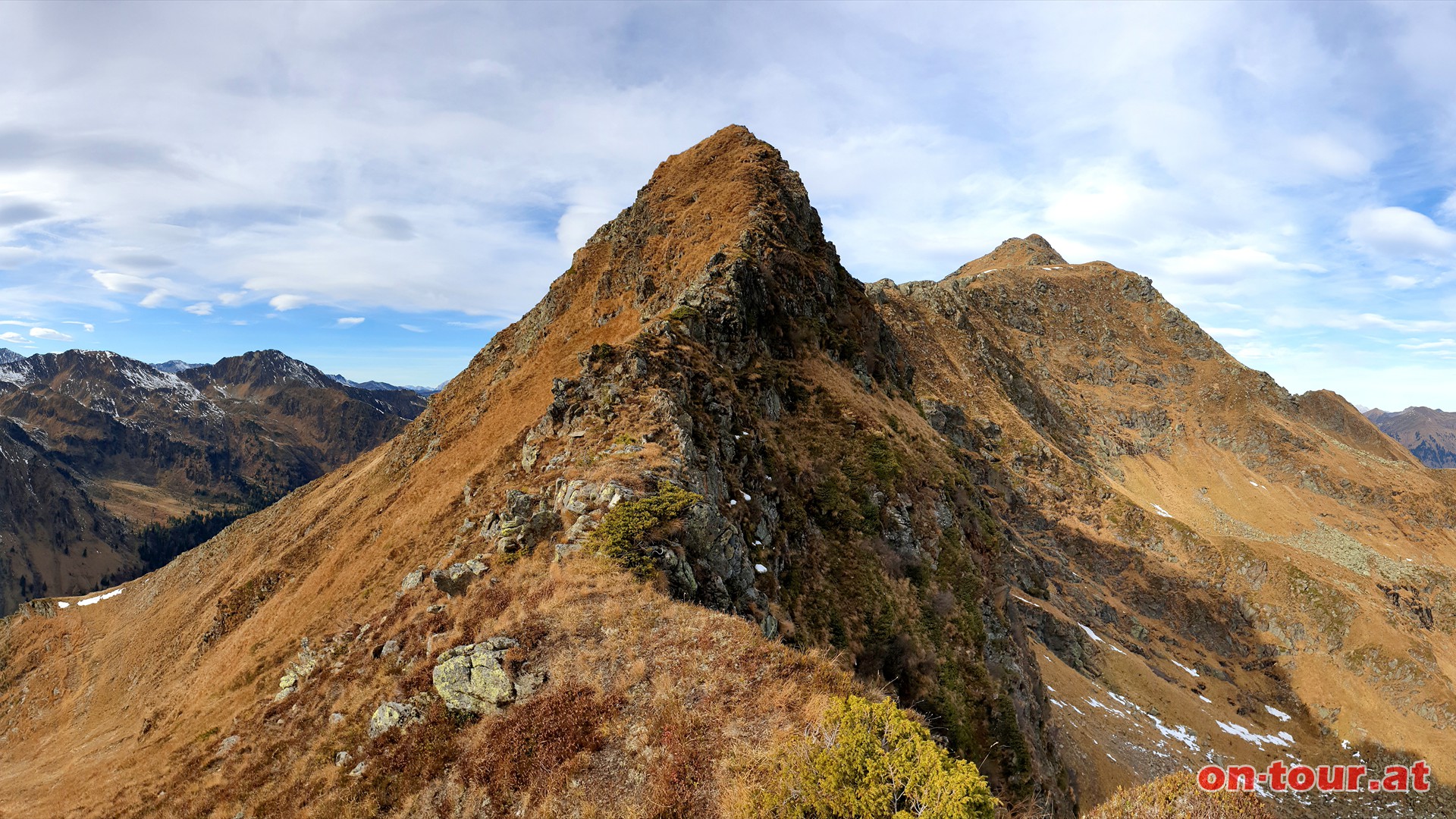 Weiter am Grat Richtung Hochwart mit einzelnen leichten (I-II) Kletterpassagen. Vorsicht bei trockenem Gras (Rutschgefahr).