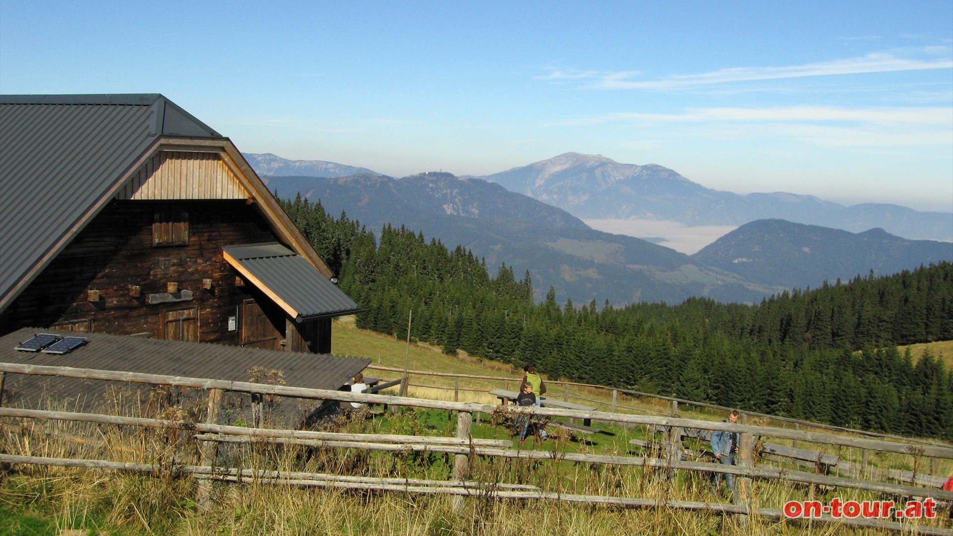 Am Kranichberger Schwaig. Im Hintergrund der Sonnwendstein und Schneeberg.